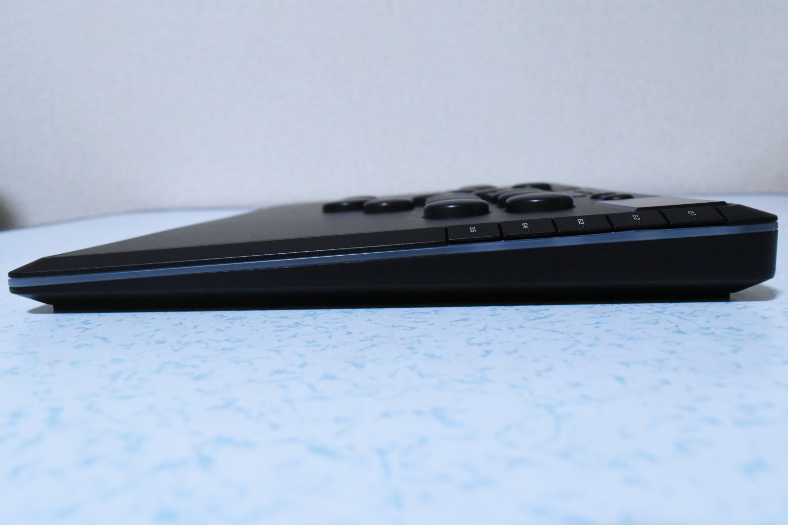 本体に傾斜が効いているので、手を置いた際にボタンが押しやすくなっている