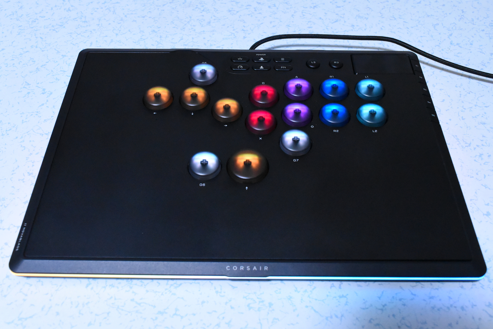 ボタンと側面部がLEDで発光する。ゲーミングデバイス好きにはたまらない