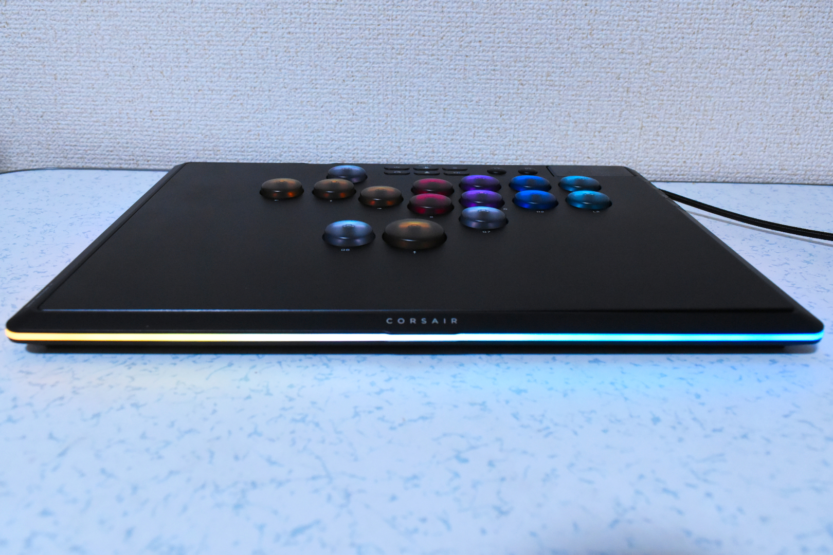 ボタンと側面部がLEDで発光する。ゲーミングデバイス好きにはたまらない