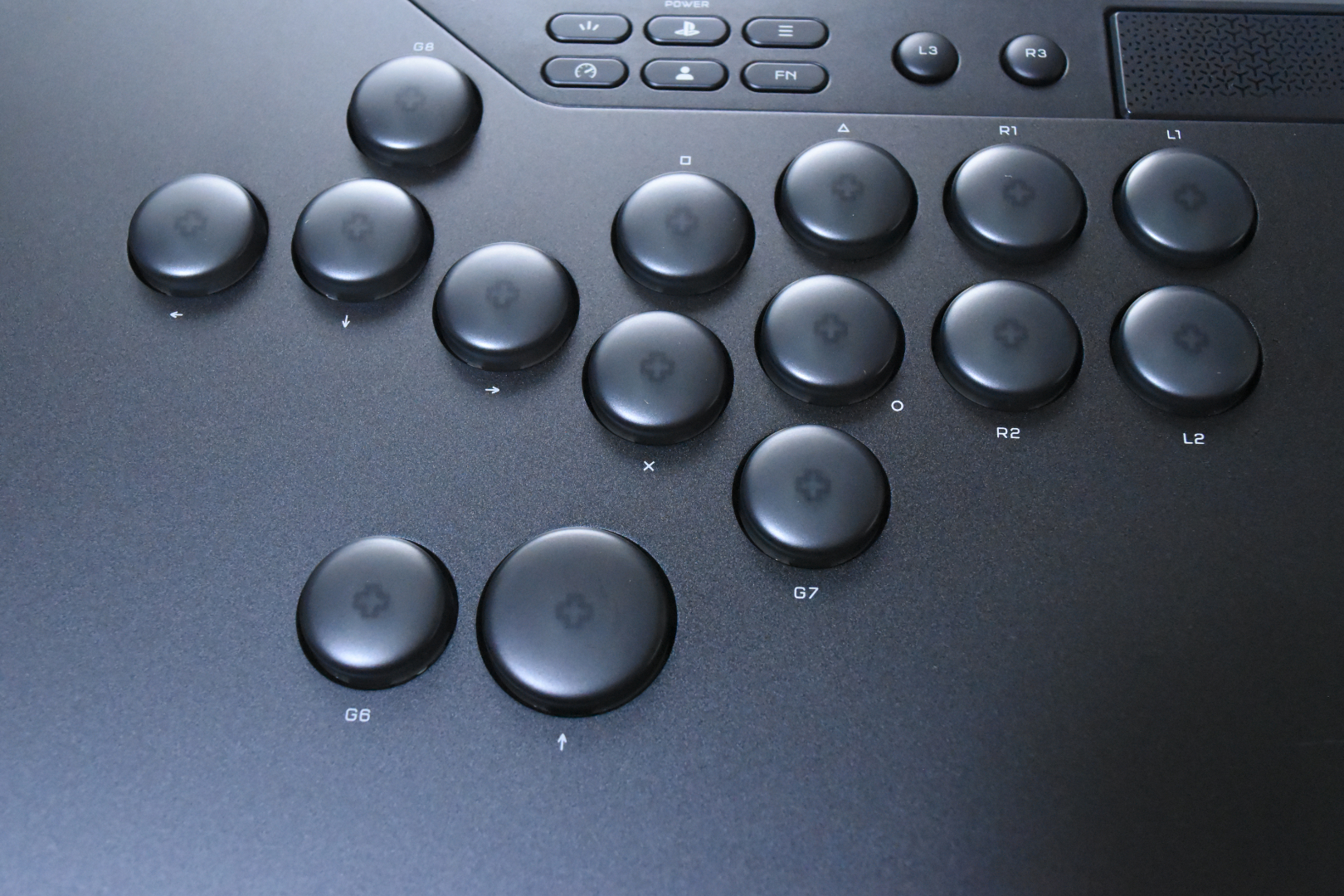 基本的には24mmのボタンなので、大きく手を広げなくても全てのボタンに指を添えられる