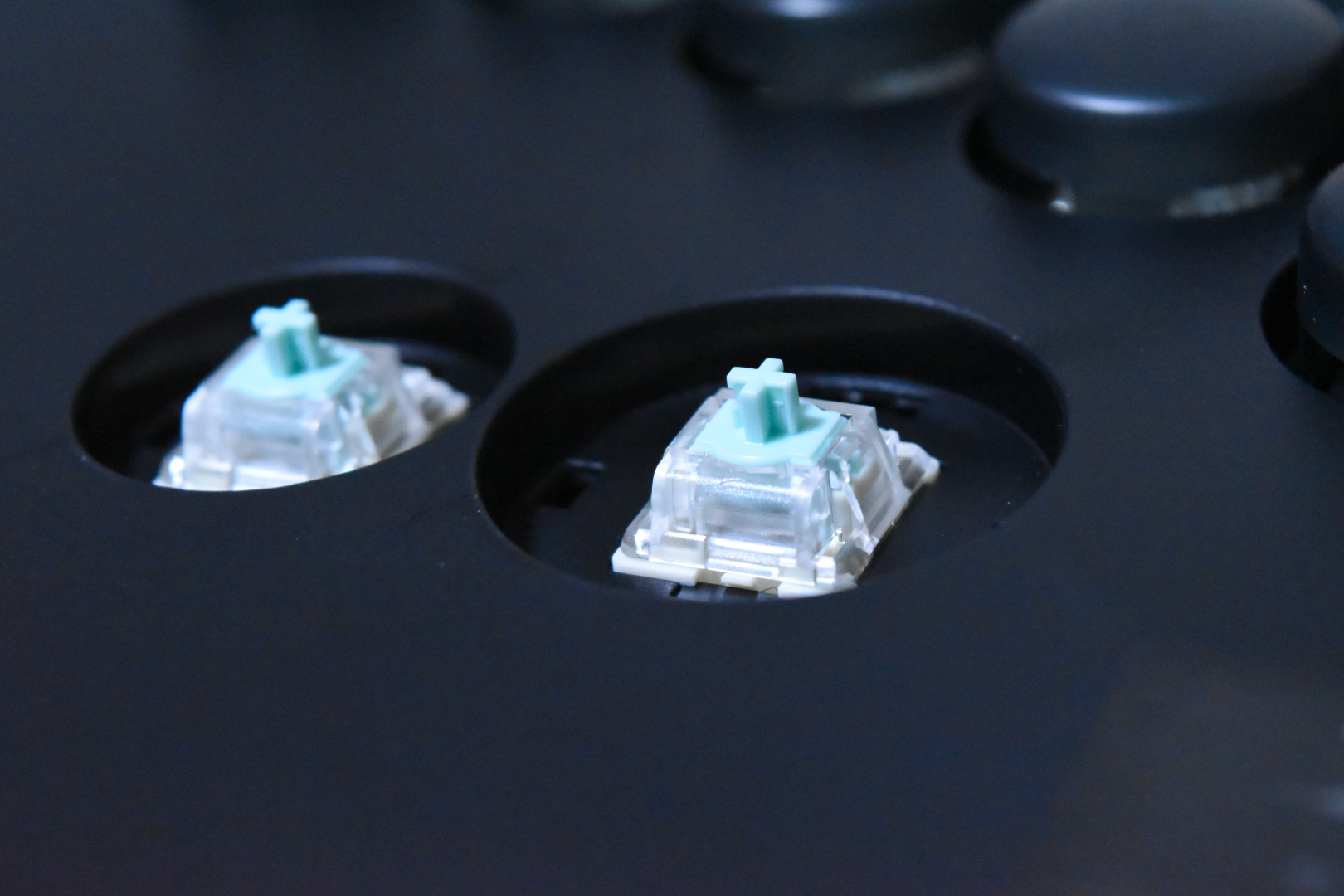 他のレバーレスコントローラーには無い、独自のスイッチが備わっている