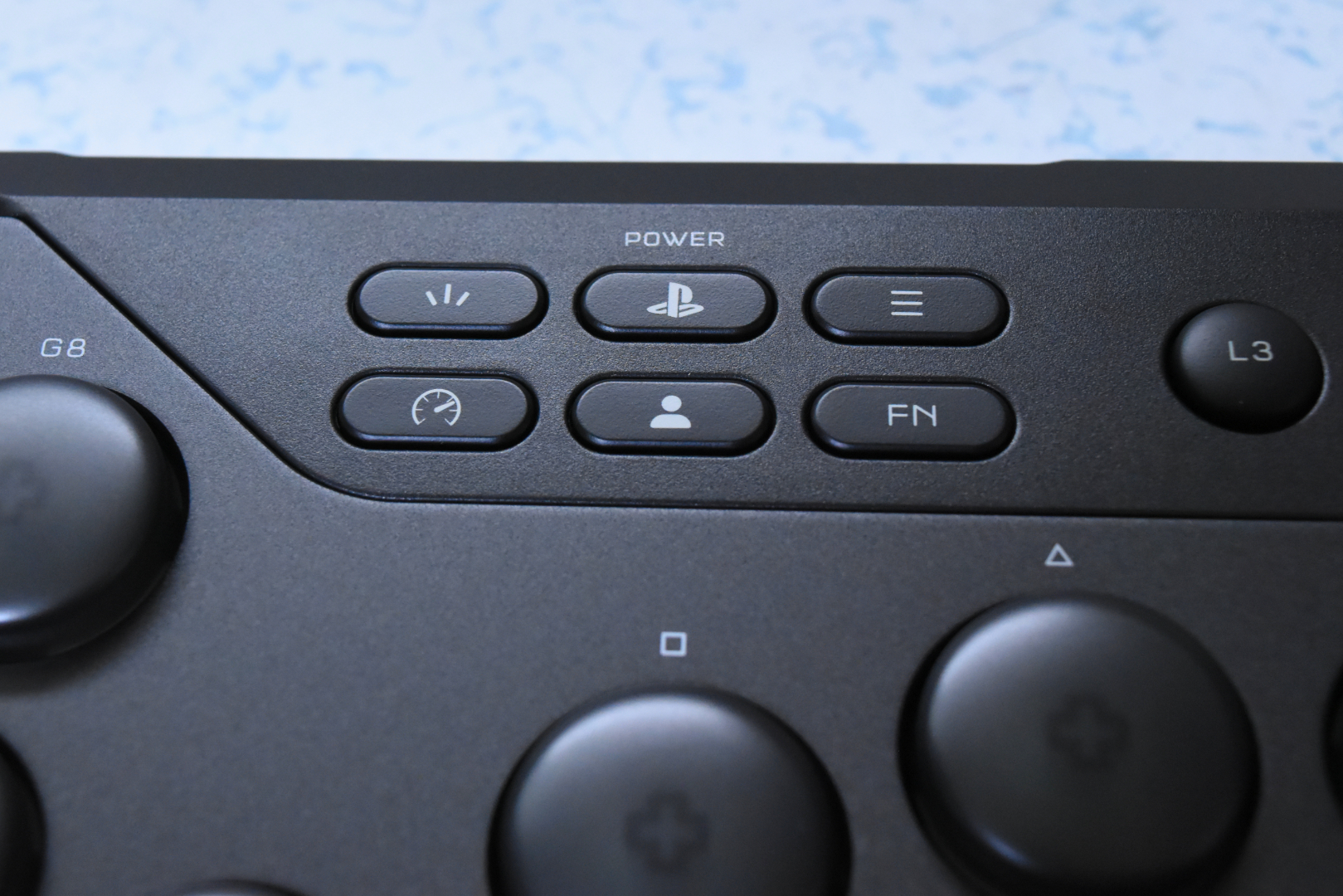 本体上部にコンパクトにまとまっている各種ボタン