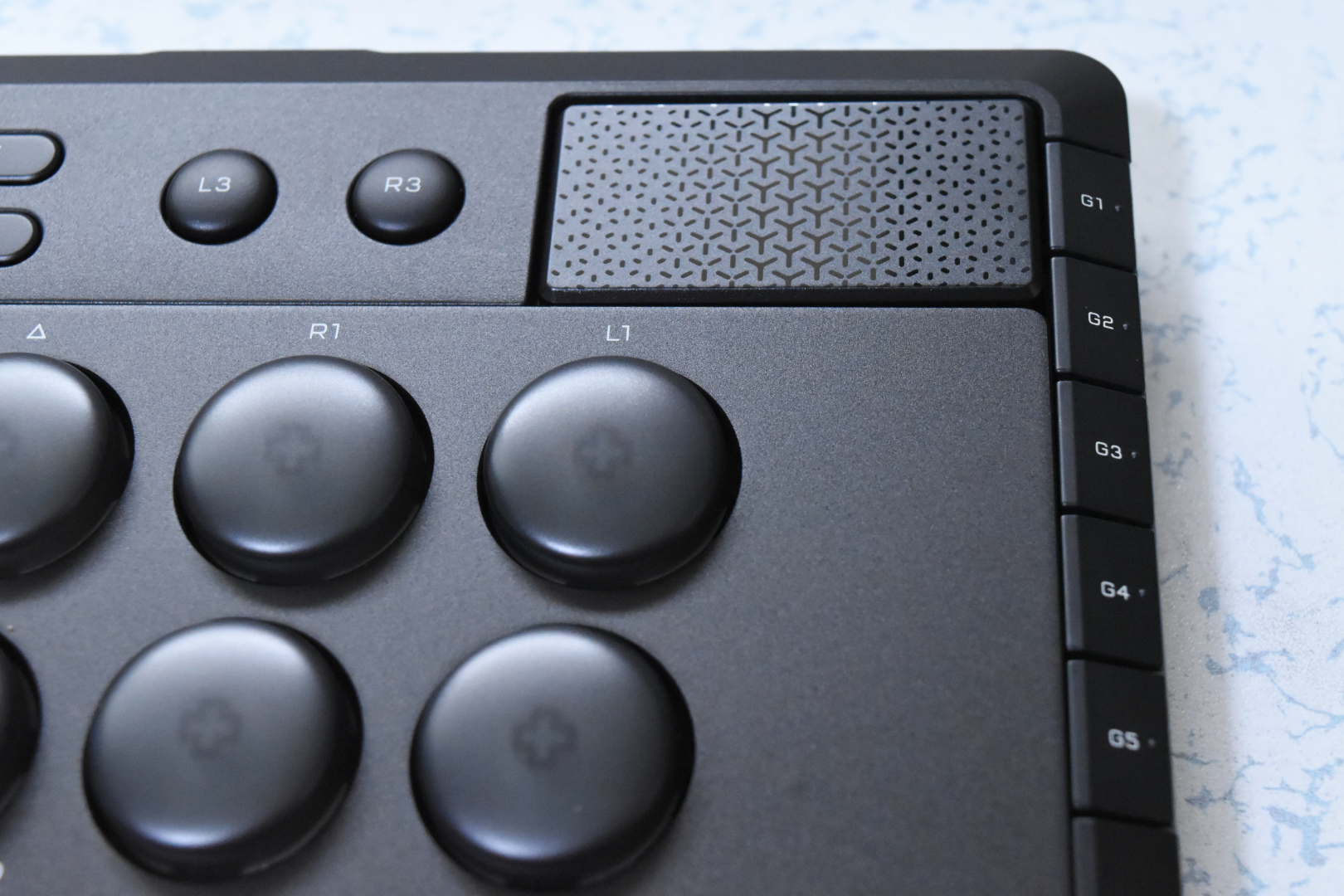 左下のメーターのようなボタンを長押しでゲームモードのオンとオフが切り替えられる