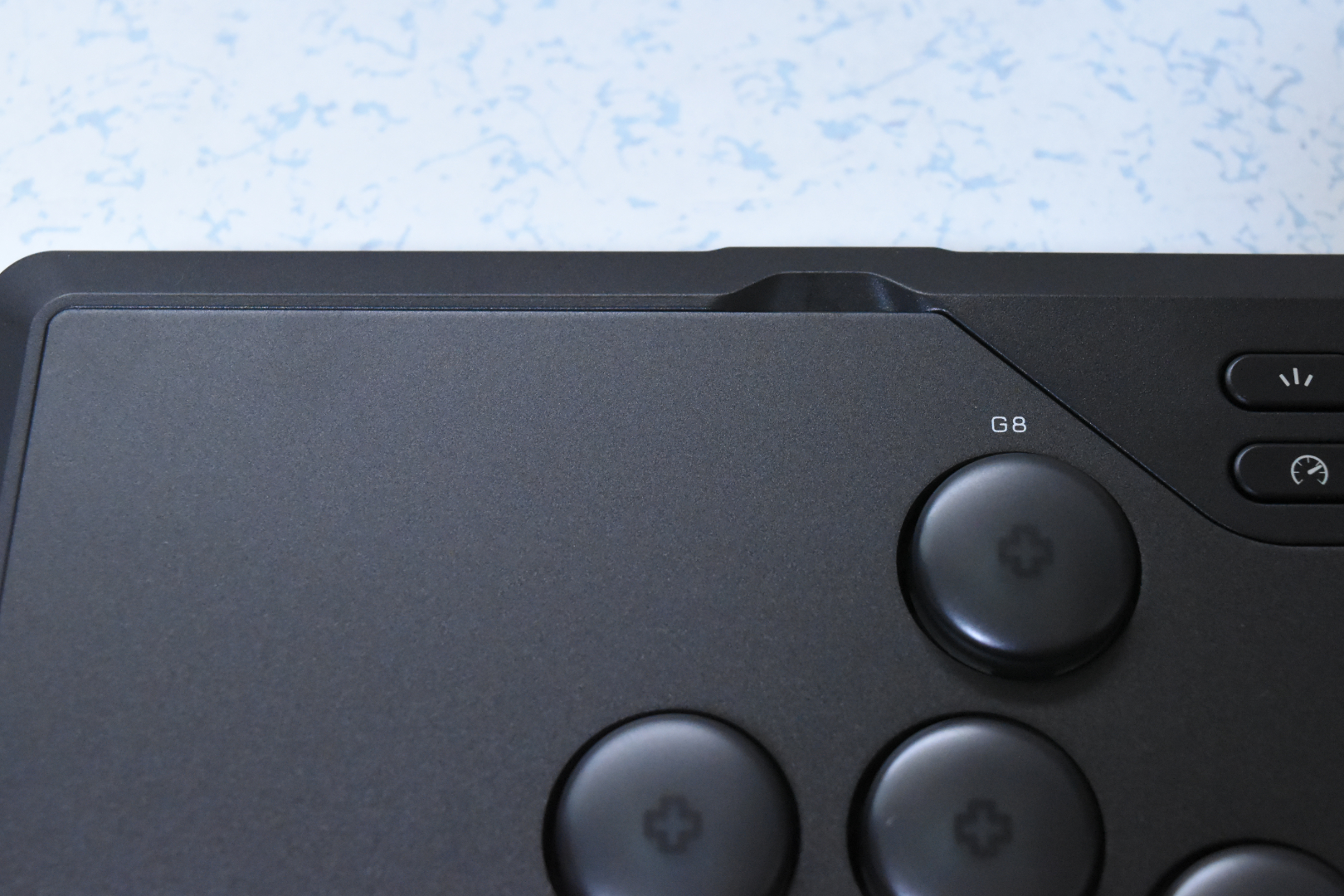 プレートはマグネットでしっかり付いているので、プレイしていてズレたり外れることは無い