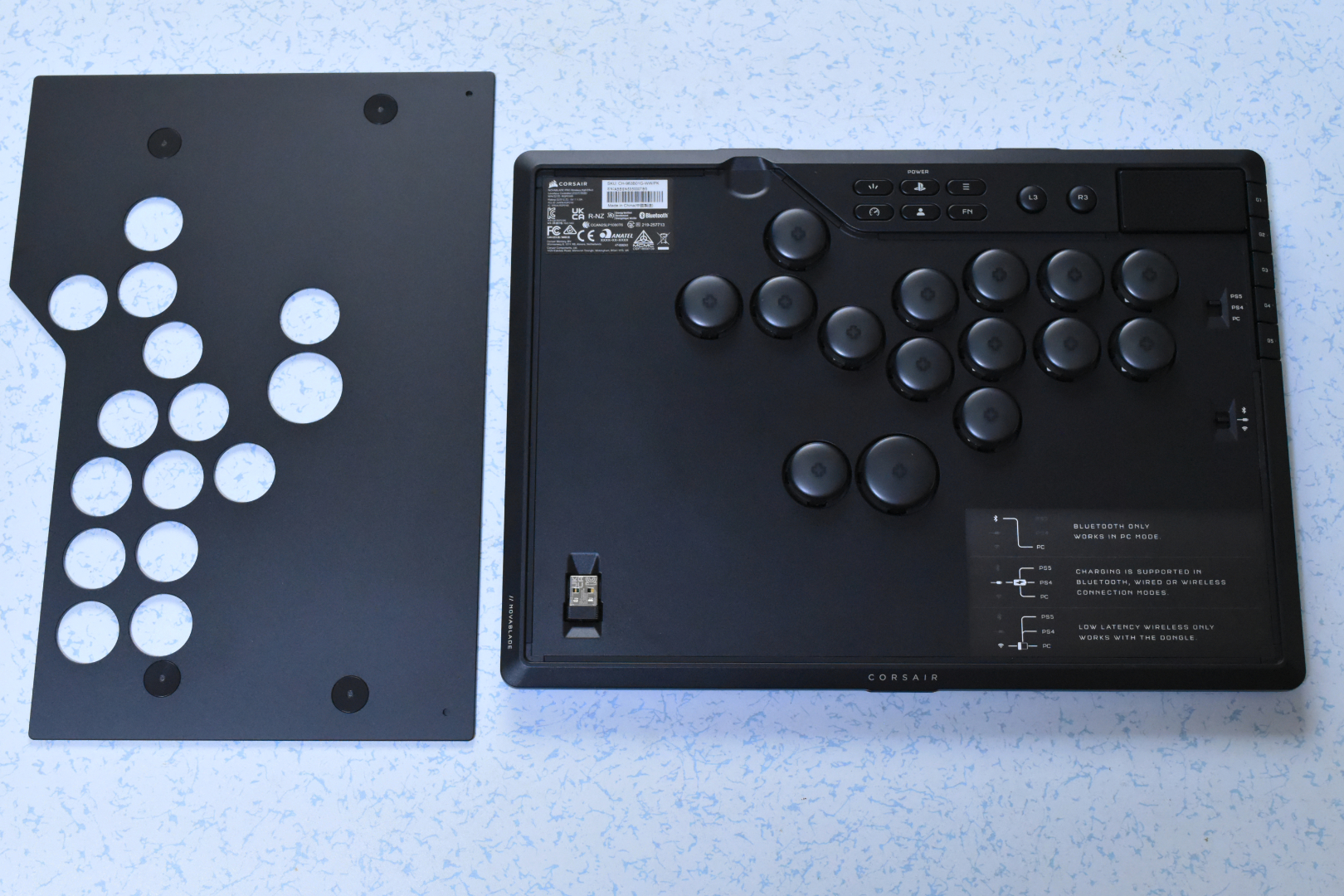 プレートはマグネットでしっかり付いているので、プレイしていてズレたり外れることは無い