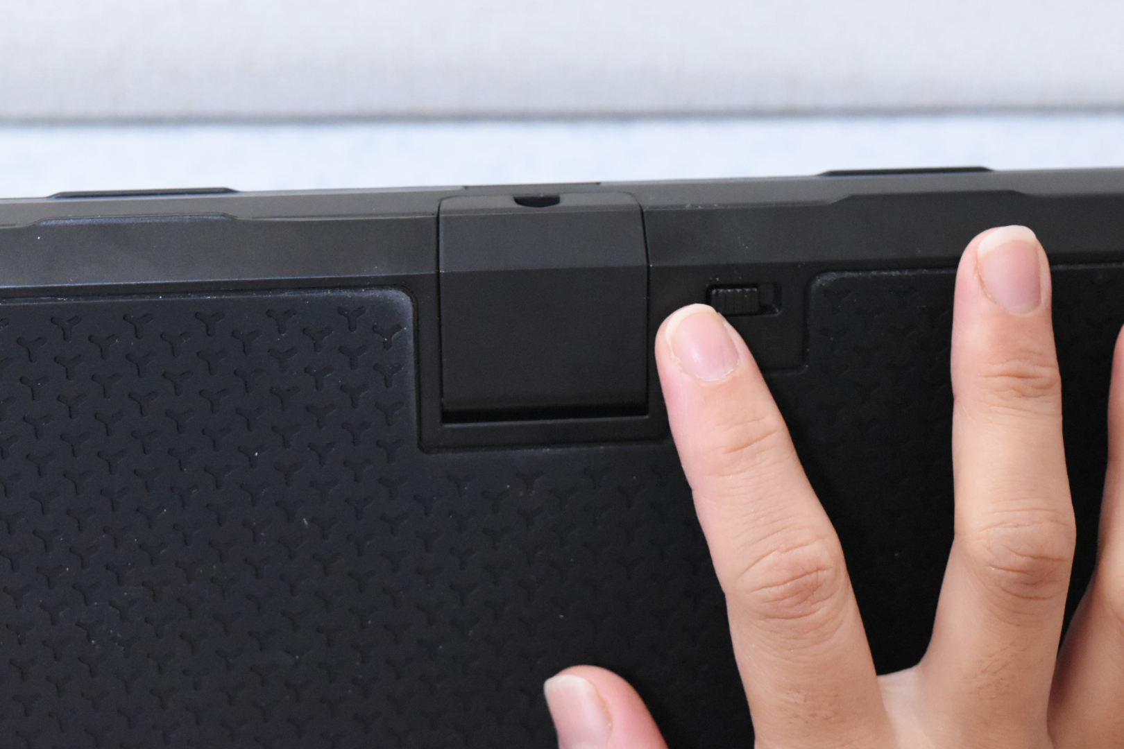 ケーブル抜けを防ぐロック機構の付いた安心設計