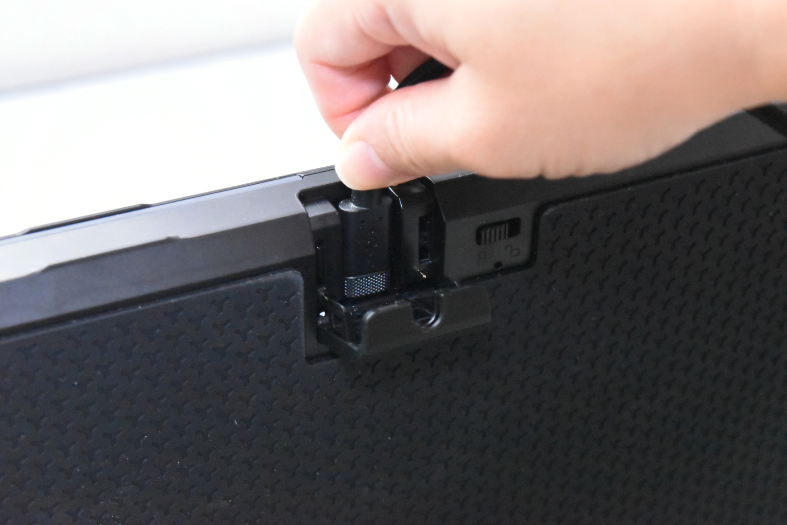 ケーブル抜けを防ぐロック機構の付いた安心設計