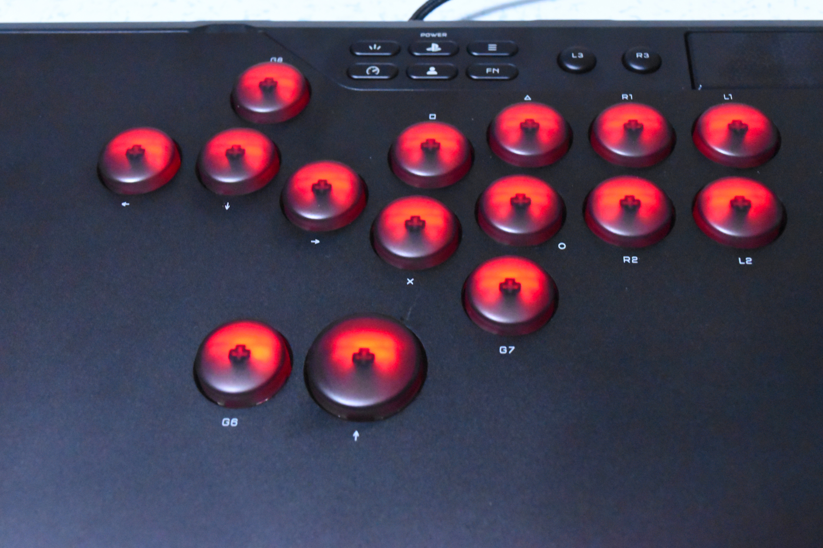 LEDが赤く点灯している状態がラピッドトリガーオン。白がオフの状態