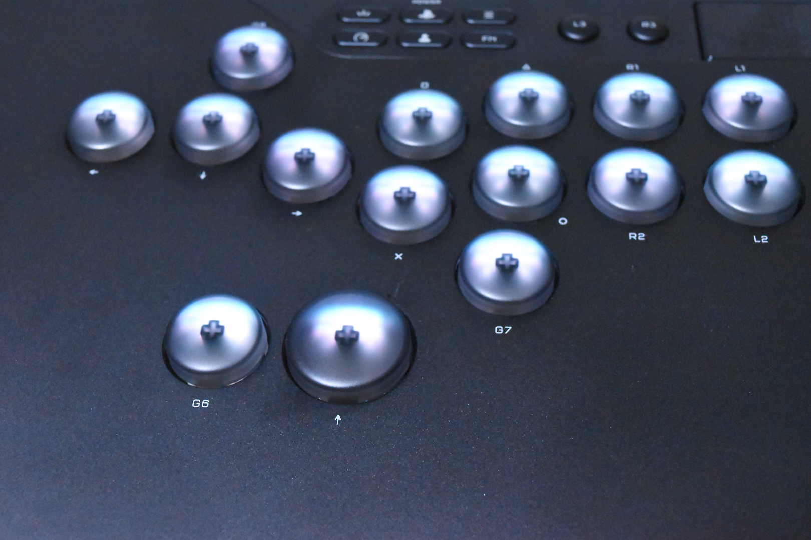 LEDが赤く点灯している状態がラピッドトリガーオン。白がオフの状態