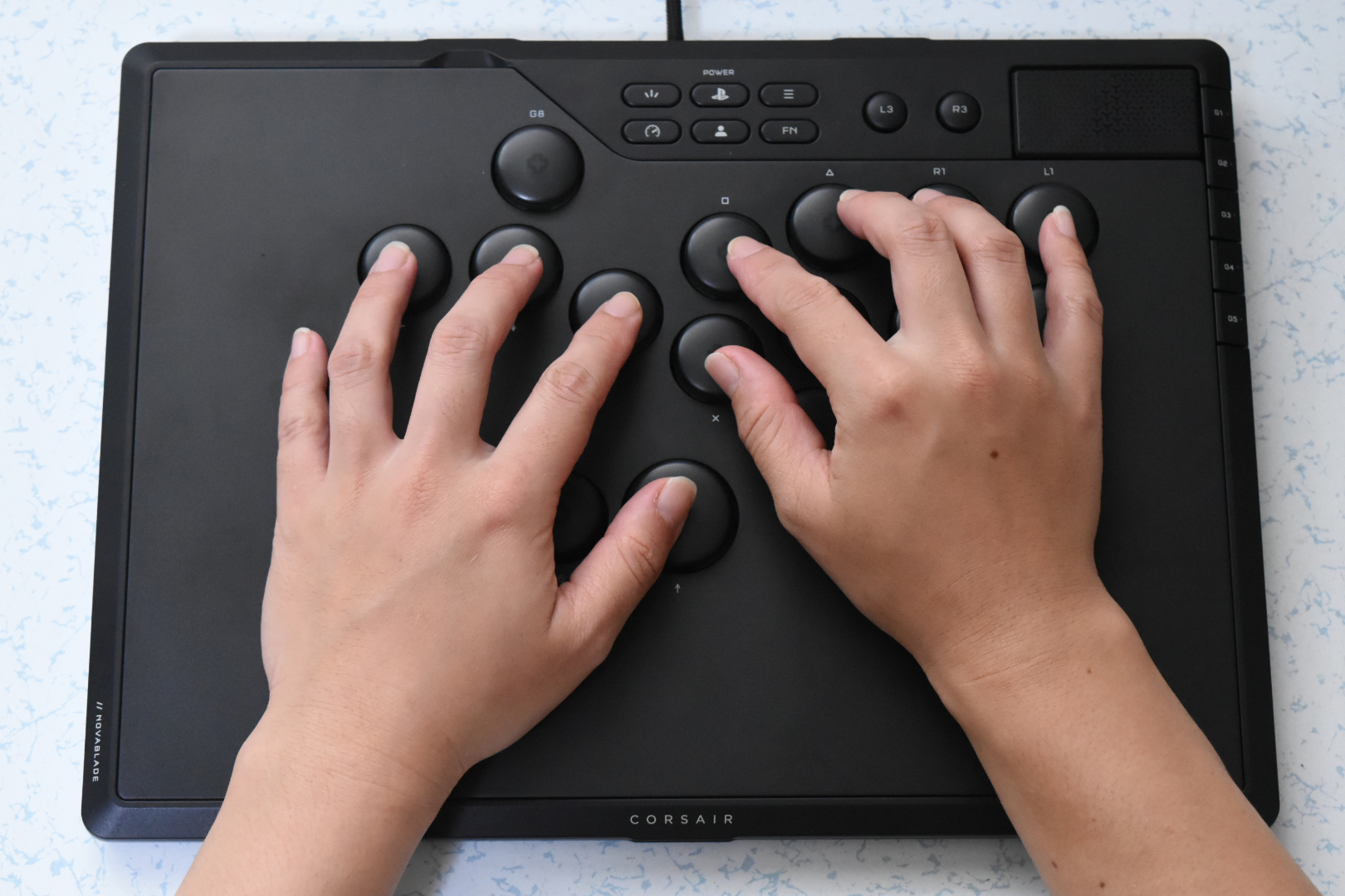 基本的には24mmのボタンなので、大きく手を広げなくても全てのボタンに指を添えられる