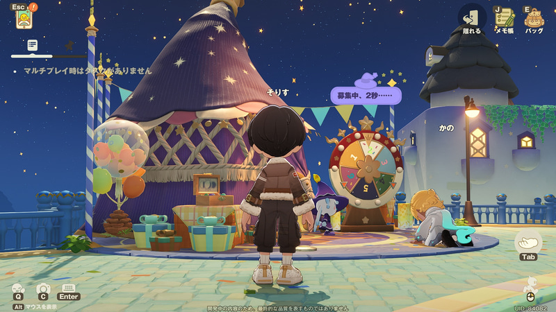 「マジカルハット・ルーレット」。ルーレットの前でひざまづいて祈る人も