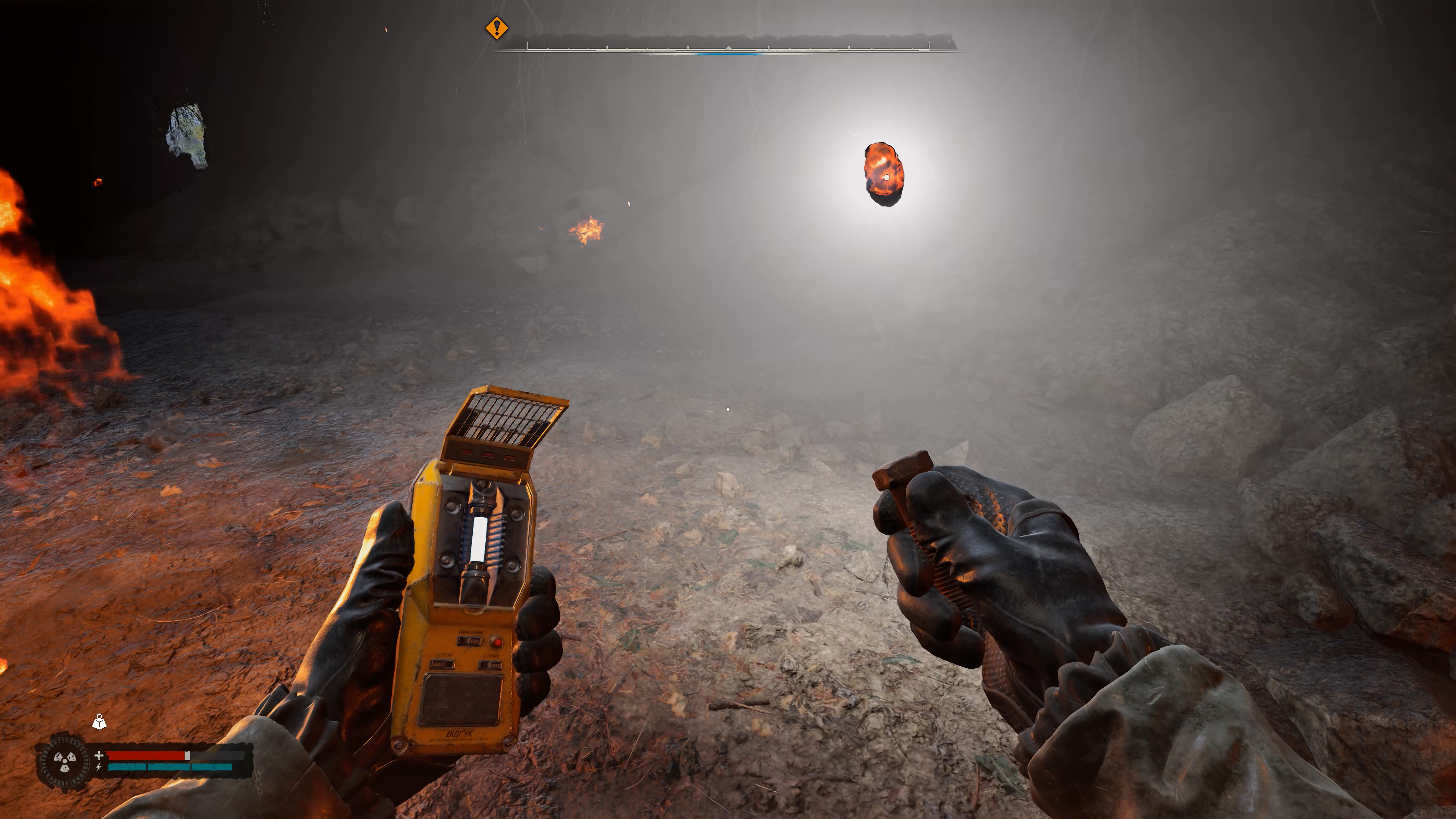 初期の探知機は音と光でアーティファクトの位置を知らせる。アーティファクトの位置に到達すると何もない空間から光と共にアーティファクトが現れる