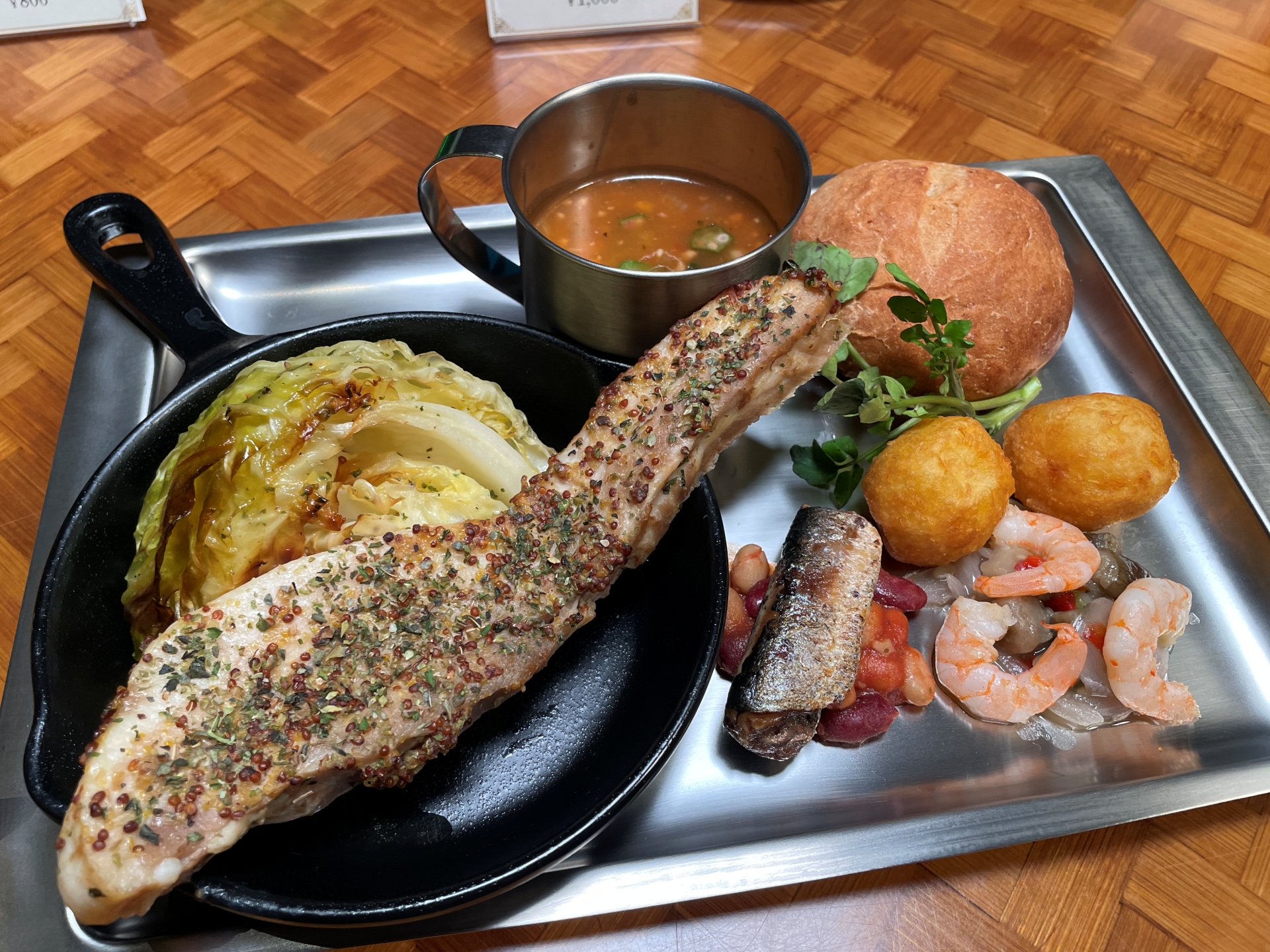 焚き火料理 ポーク、ワイルドハーブ、シルドニンニク：2,800円