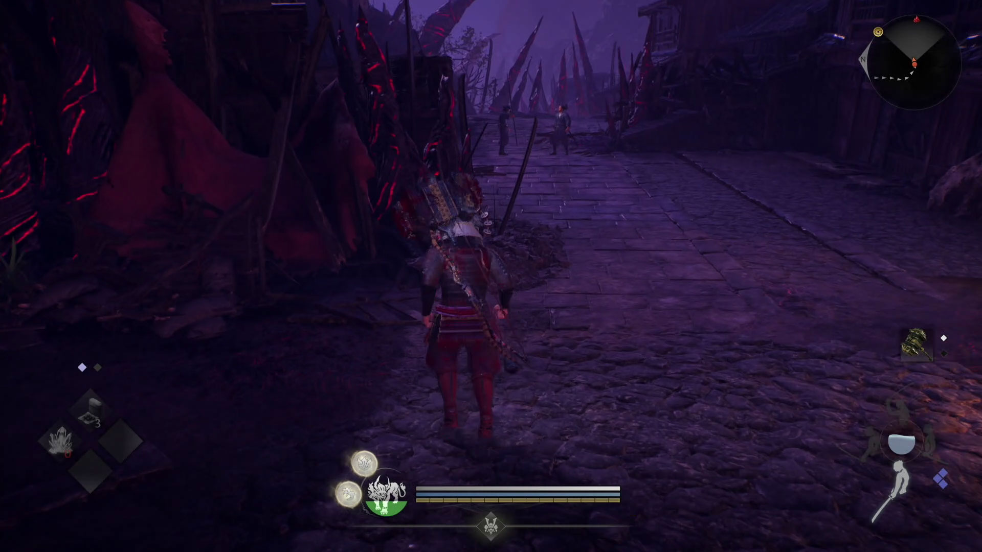 すっかりひどい情景になってしまった京都の街並み。移動していると、新選組などに出くわす