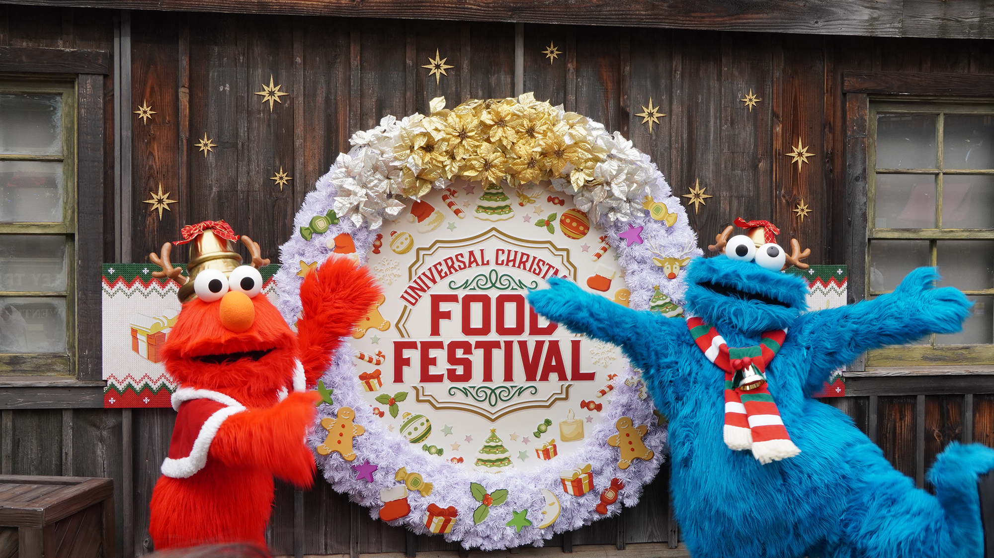 普段はそれぞれのエリアにいる「セサミストリート」、「ハローキティ」、「ピーナッツ」のキャラクターたちがクリスマス・マーケットに集まってグリーティングを行なう