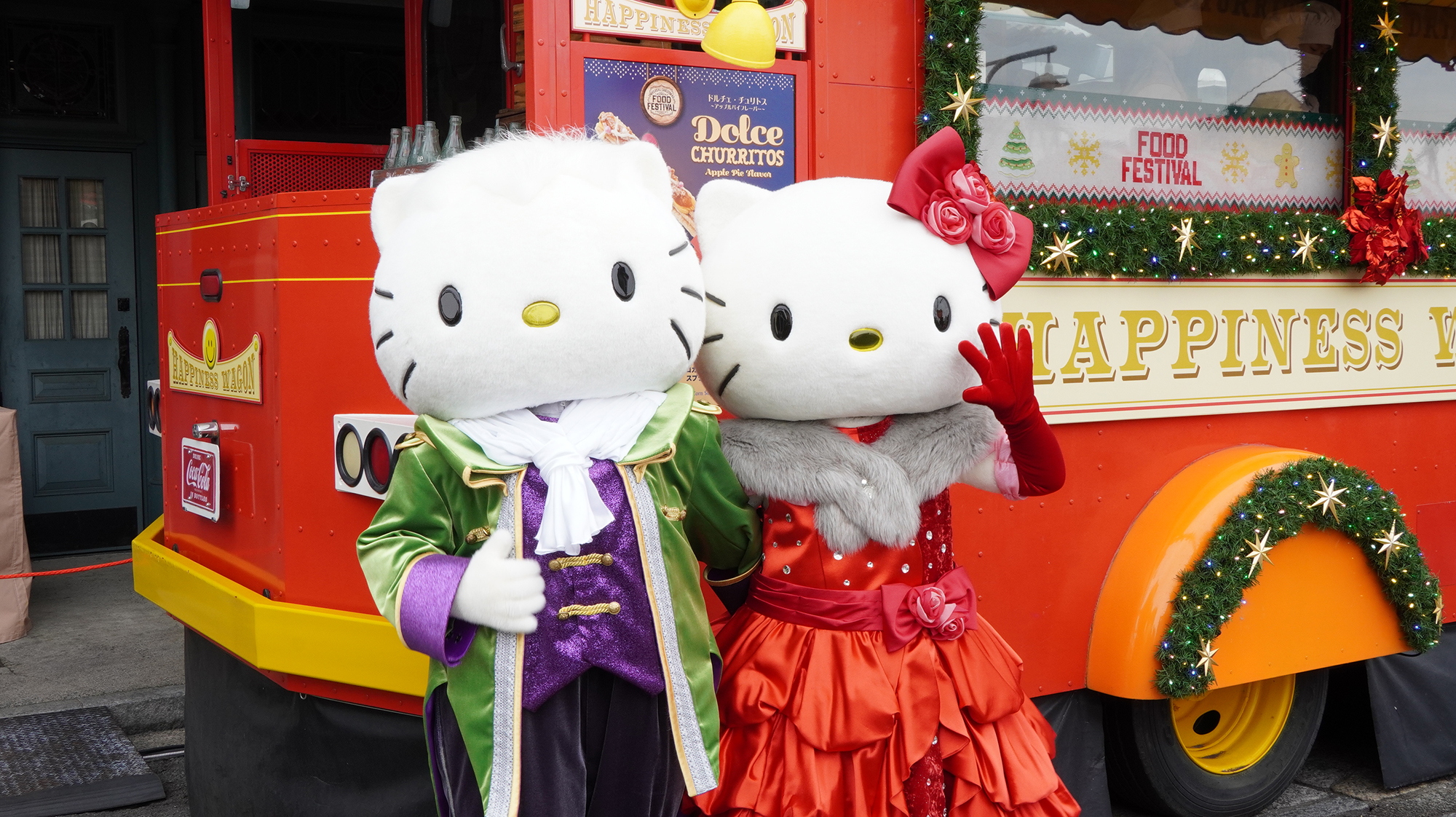 普段はそれぞれのエリアにいる「セサミストリート」、「ハローキティ」、「ピーナッツ」のキャラクターたちがクリスマス・マーケットに集まってグリーティングを行なう