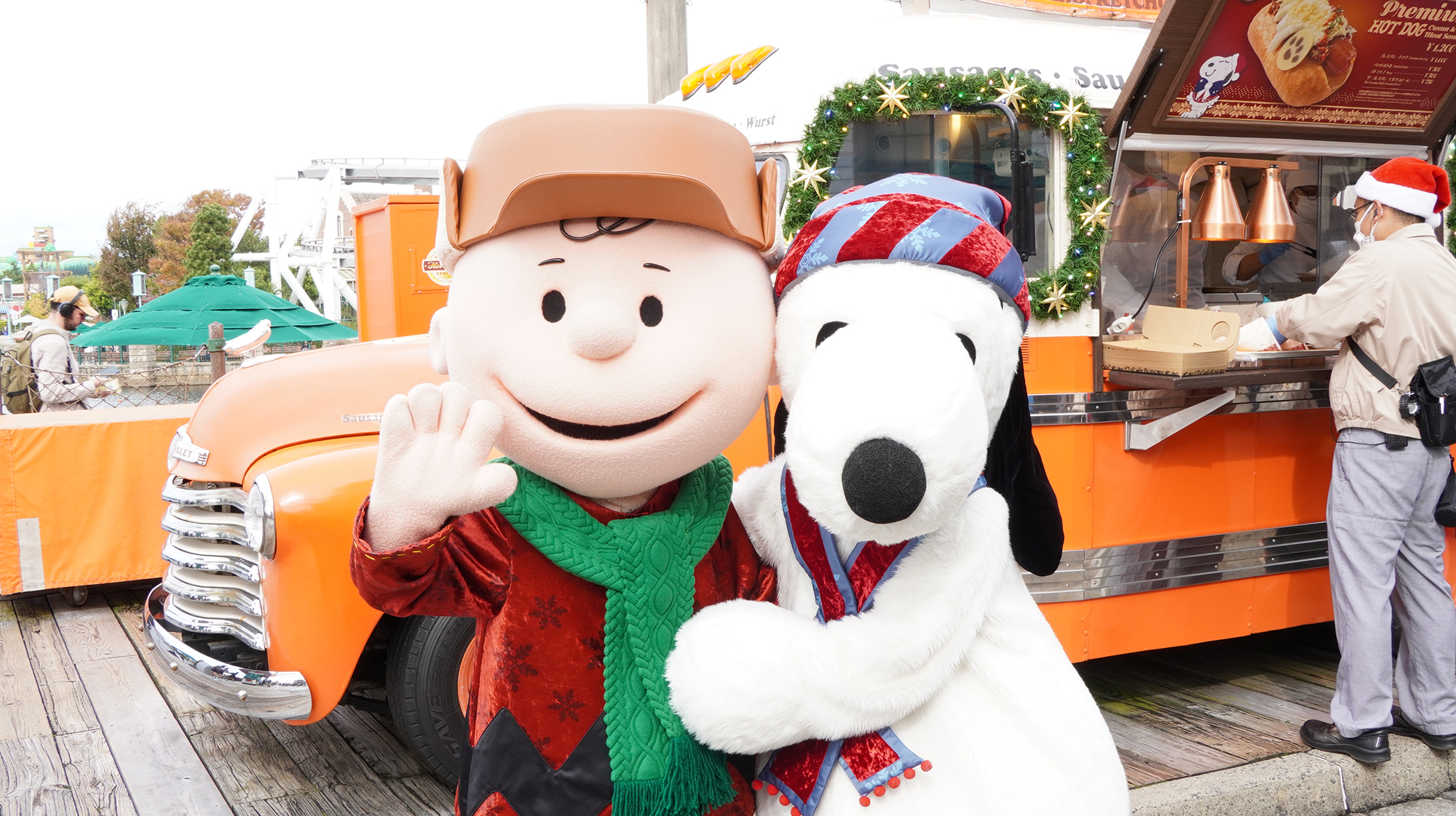 普段はそれぞれのエリアにいる「セサミストリート」、「ハローキティ」、「ピーナッツ」のキャラクターたちがクリスマス・マーケットに集まってグリーティングを行なう