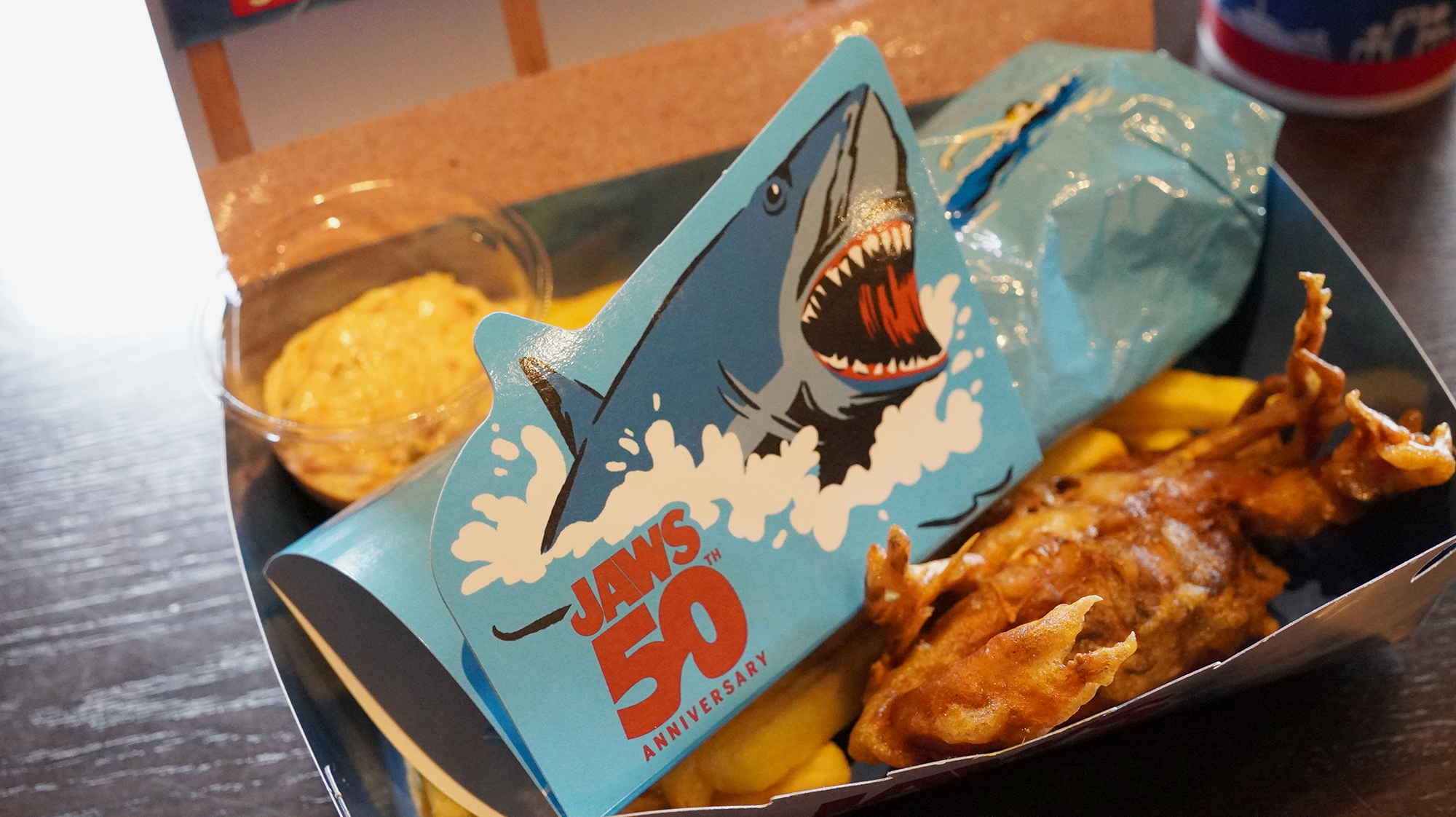 50周年を記念したパッケージと、記念ステッカーが付いてくる