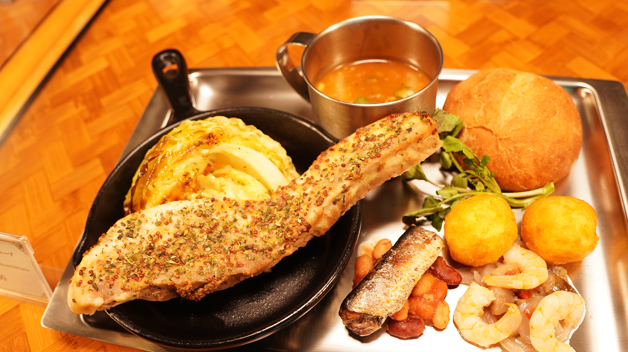 焚き火料理 ポーク、ワイルドハーブ、シルドニンニク