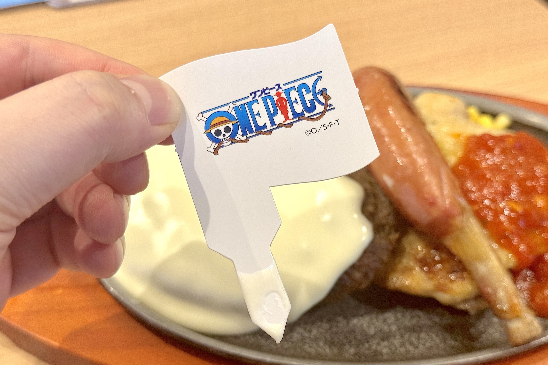 コラボメニューには「ワンピース」のロゴ入りピックが付いてくる