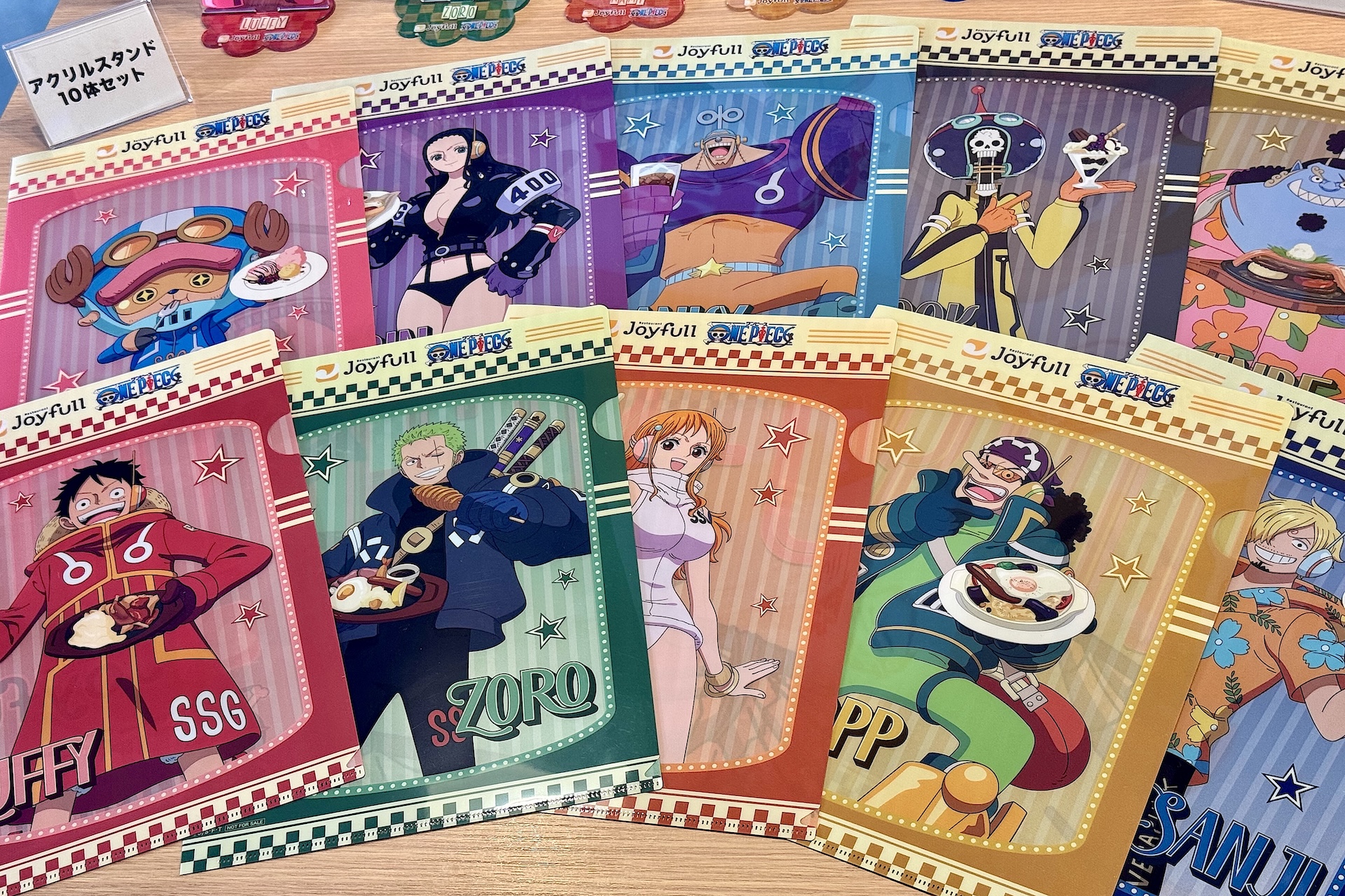 第1弾のノベルティ「オリジナルクリアファイル」 47万枚限定・全12種（うちシークレット2種、サイズ：約H310mm×W220mm）