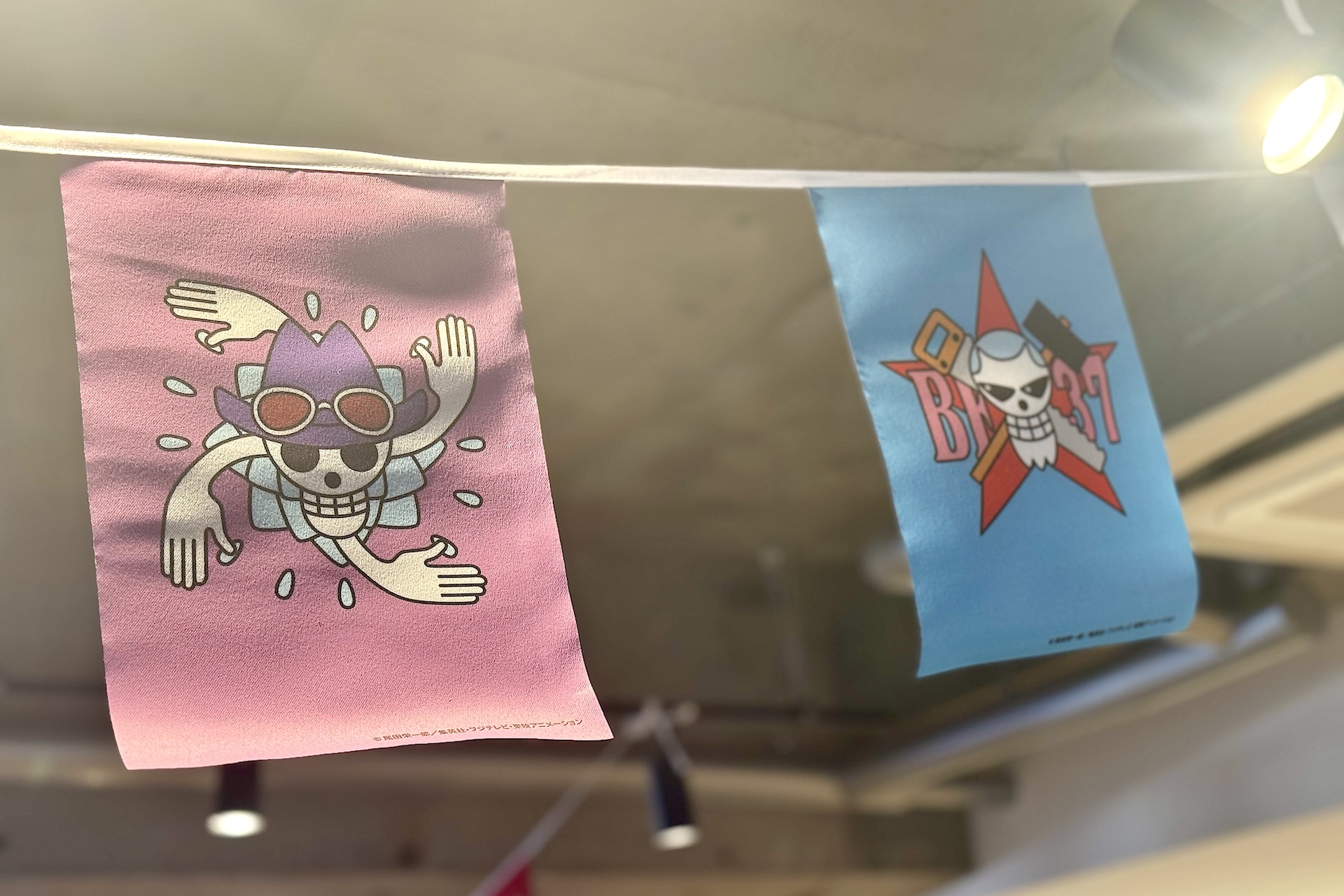 コラボ第1弾のメニュー表。ルフィたちがメニューを手に持った描き下ろしイラストが使用されている