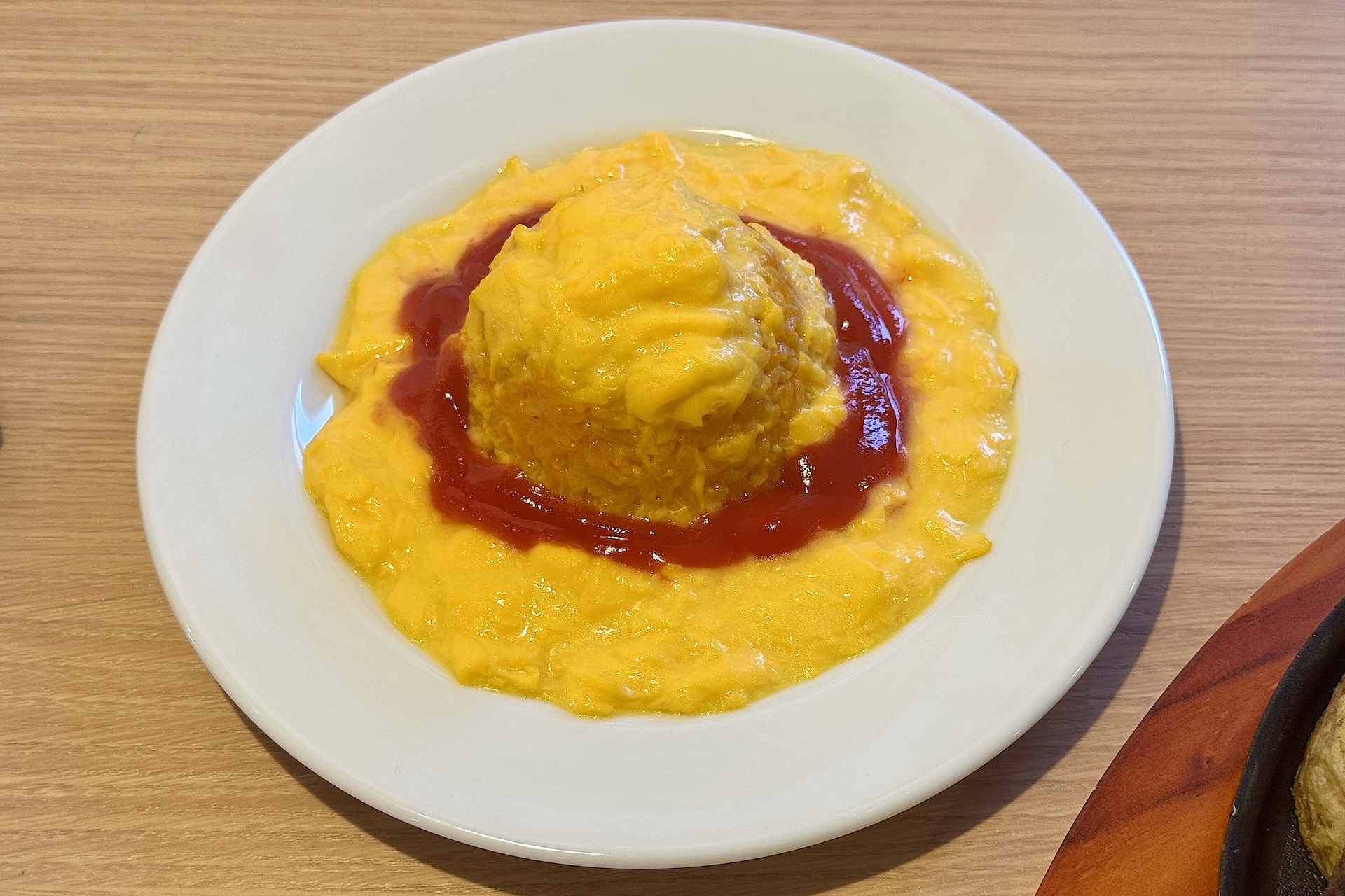 「ルフィのドン！！と山盛り肉々グリル」に麦わらオムライスを付けることも可能。セット価格は1,648円