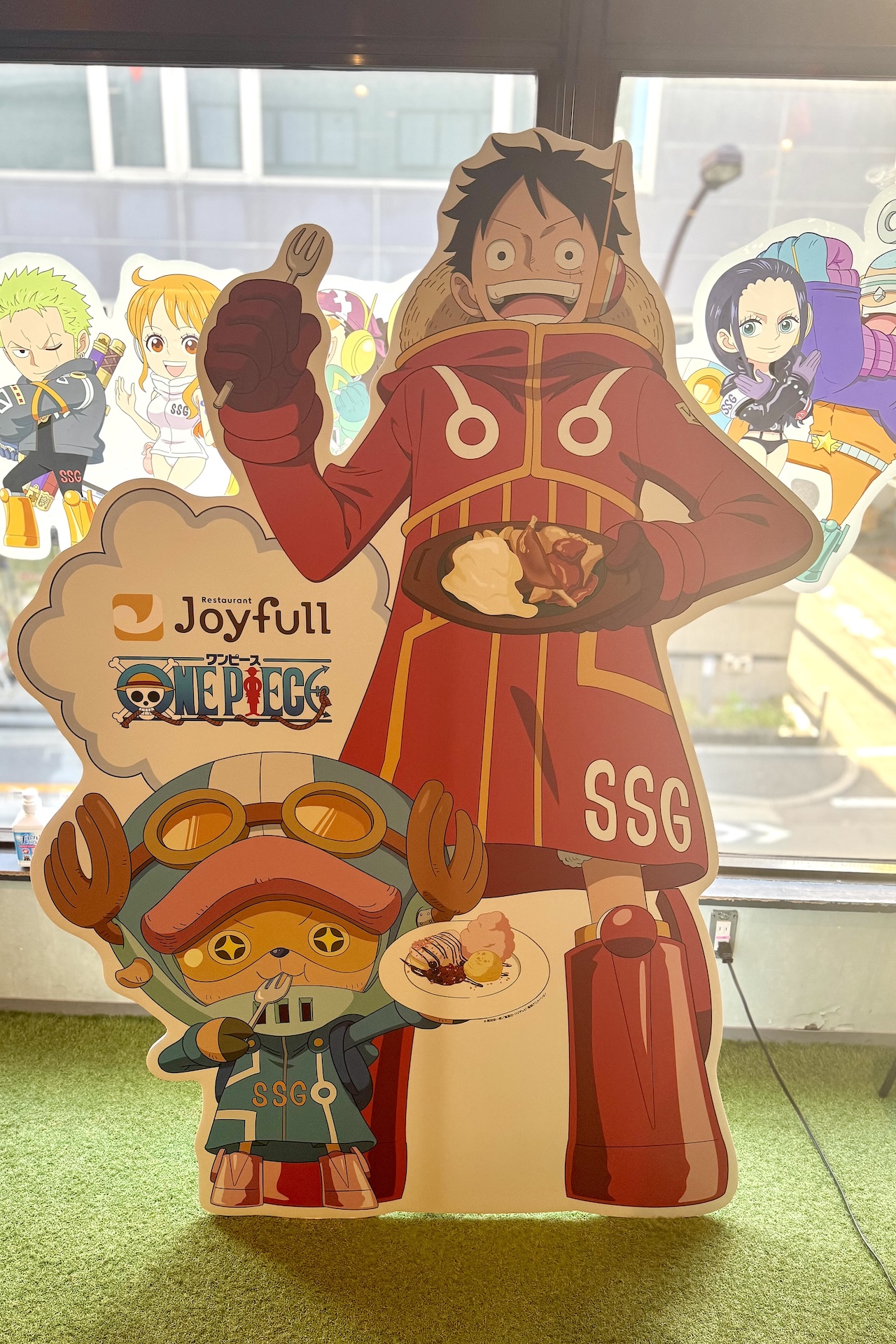 コラボ第1弾のメニュー表。ルフィたちがメニューを手に持った描き下ろしイラストが使用されている