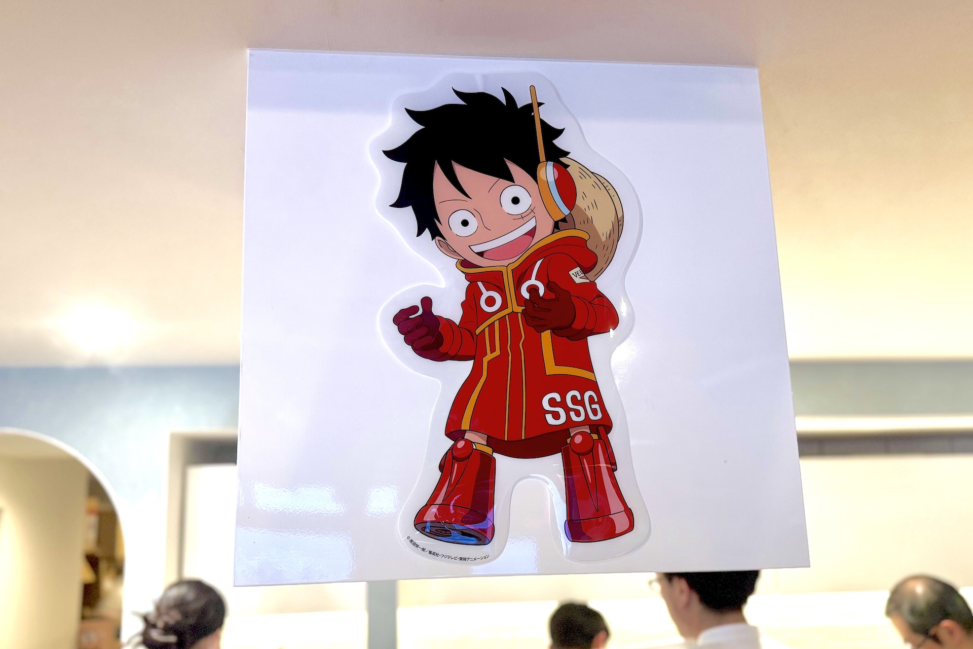 コラボ第1弾のメニュー表。ルフィたちがメニューを手に持った描き下ろしイラストが使用されている