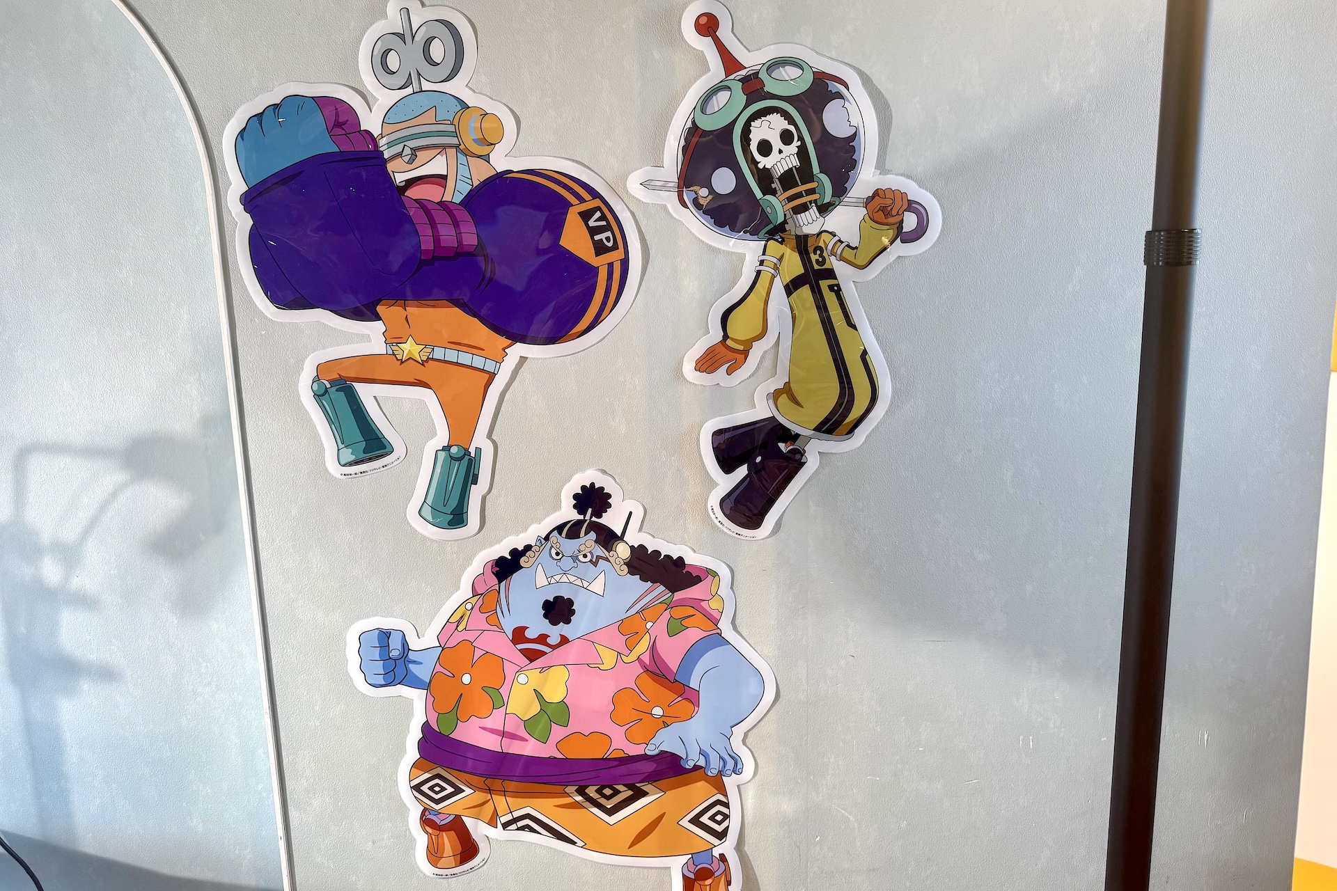 コラボ第1弾のメニュー表。ルフィたちがメニューを手に持った描き下ろしイラストが使用されている