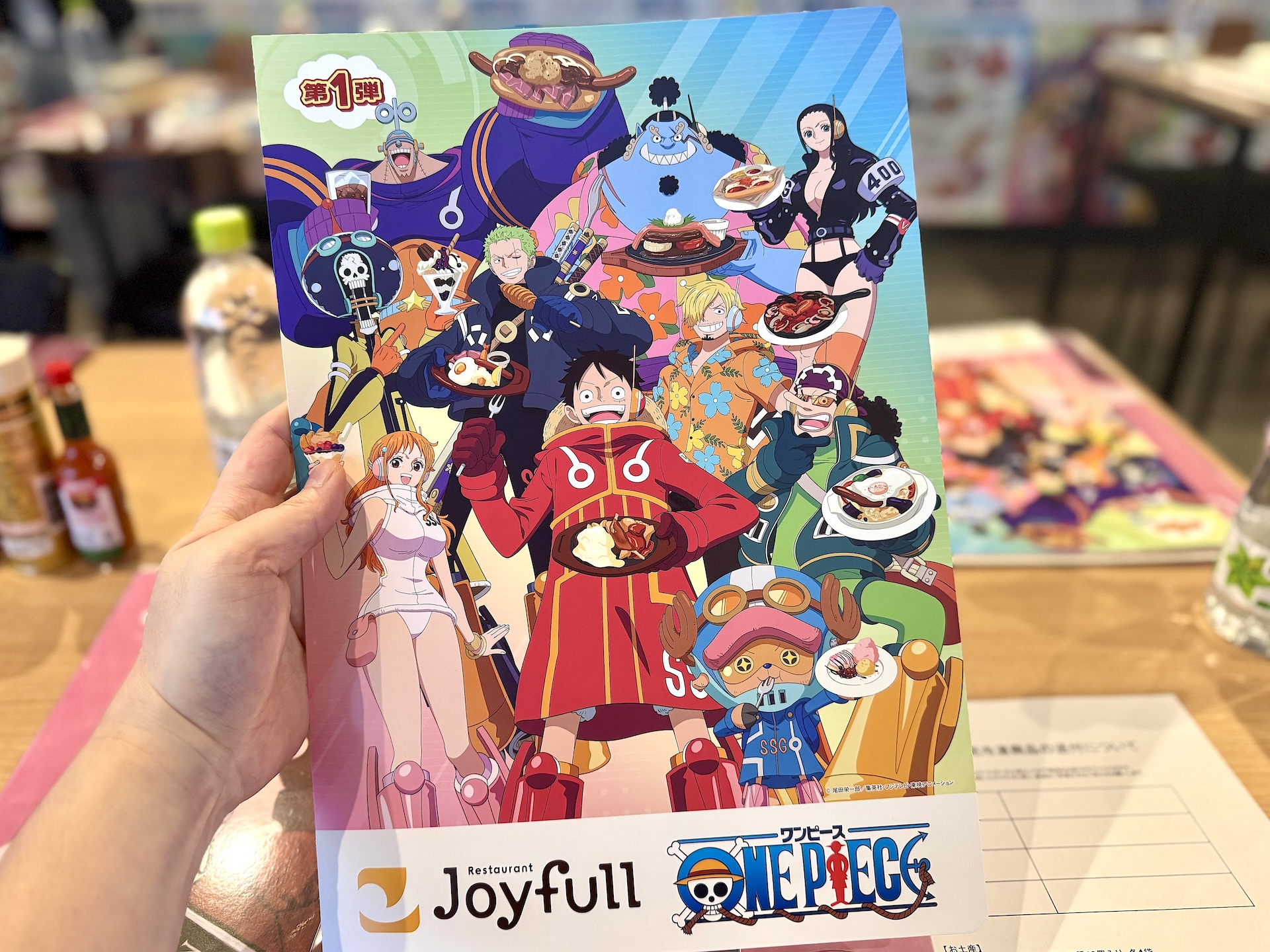 コラボ第1弾のメニュー表。ルフィたちがメニューを手に持った描き下ろしイラストが使用されている