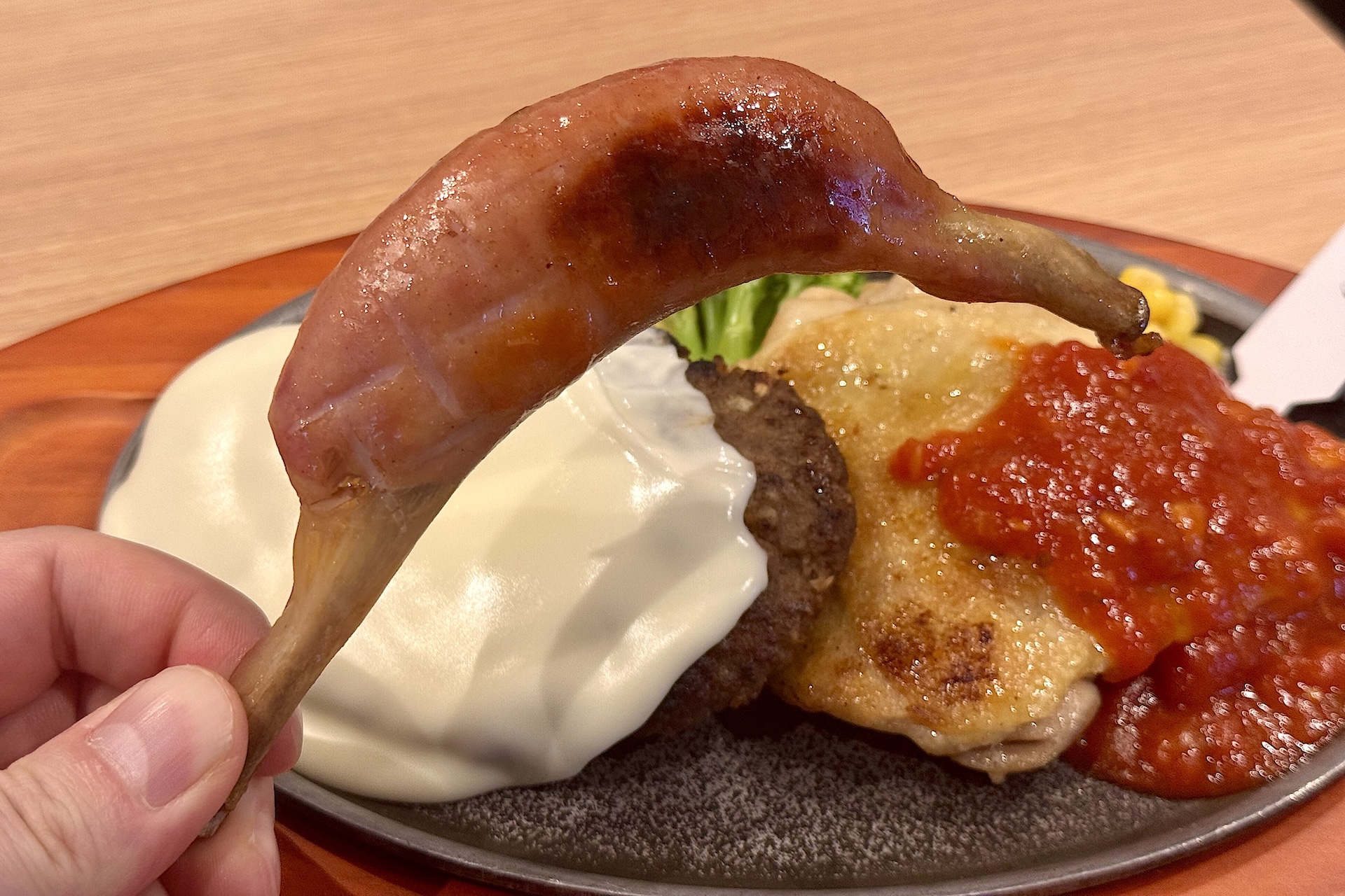 こちらは一部メニュー試食させていただいた際の様子。作中でも度々出てくるルフィの好物である肉は骨付きのフランクで再現。海賊らしく手づかみでがっつりいきたくなる