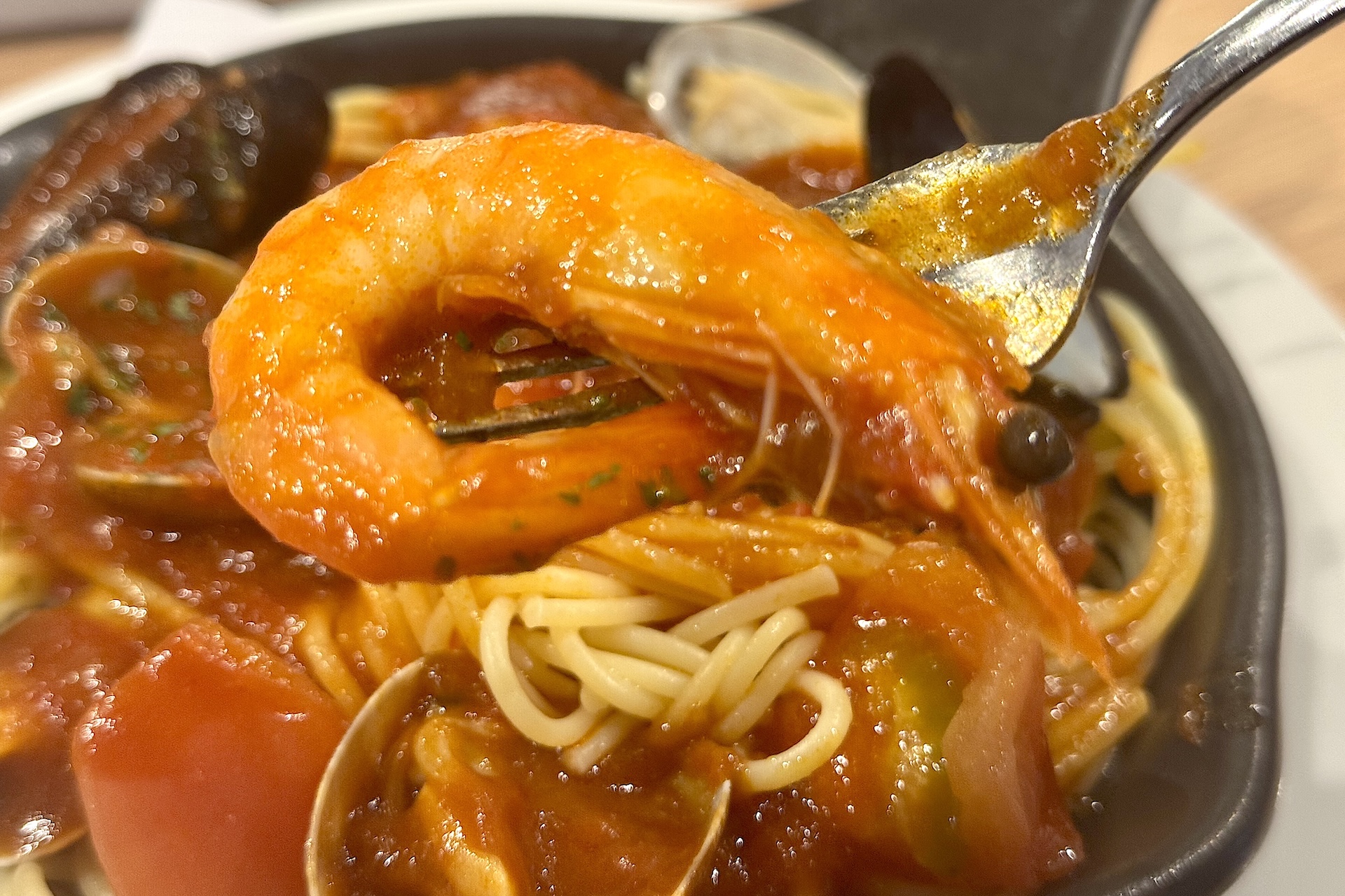 「サンジのレディに捧げる情熱のペスカトーレ」は魚介の大きな具材がゴロゴロ。エビが2尾入っていて、ハート型を表現しているとのことだ