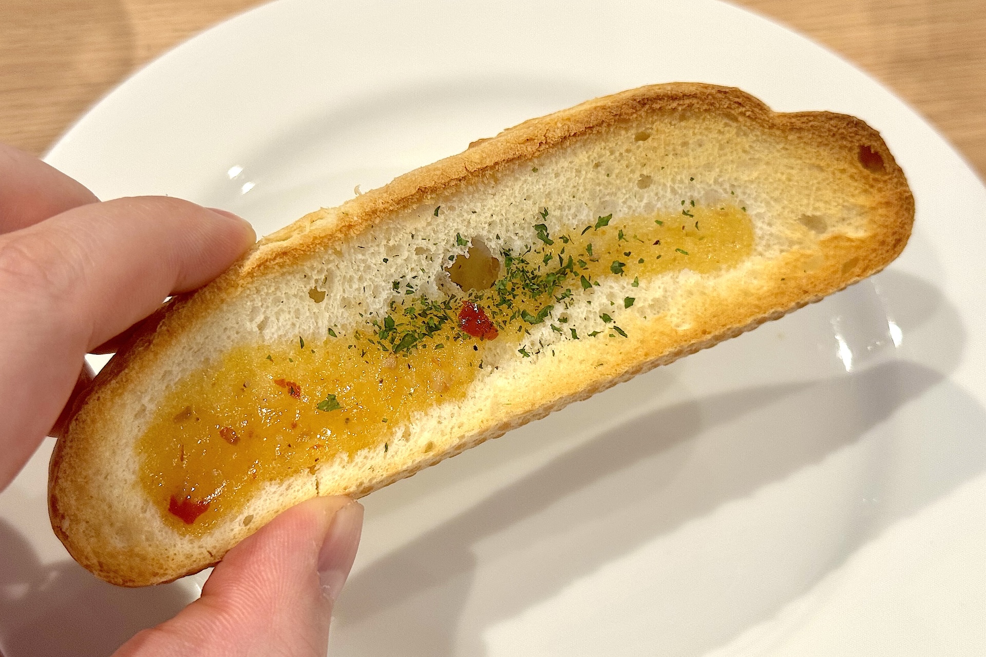 「サンジのレディに捧げる情熱のペスカトーレ」に付いてくるガーリックトーストが激ウマ。ペスカトーレの残ったソースを付けて食べるのがシェフのオススメだそうだ