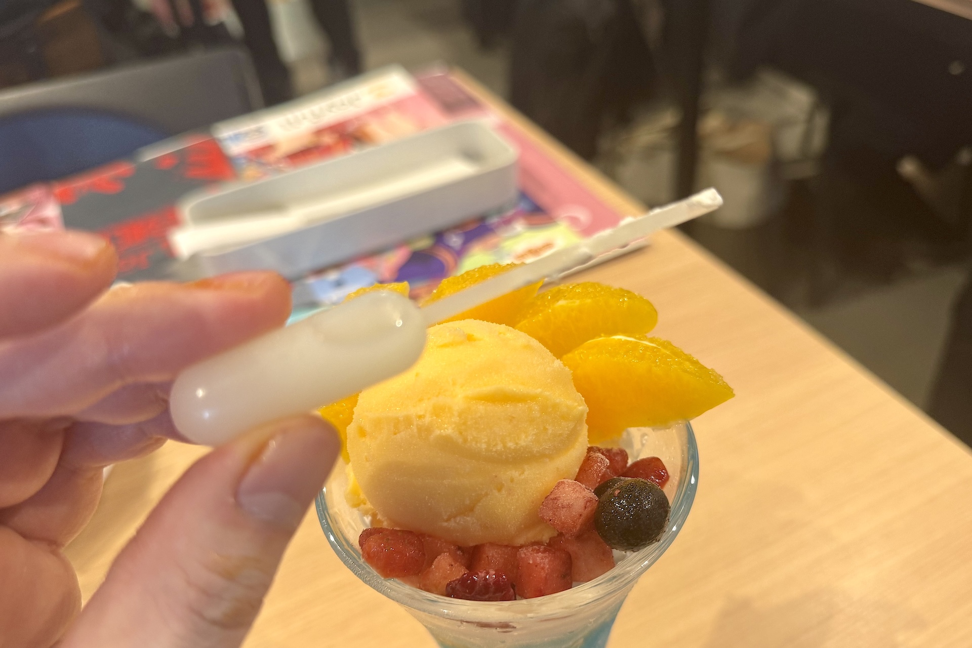 ナミをイメージしたパフェには何やらスポイトが。これはソーサリー・クリマ・タクトに見立てたもので、カルピスが入っている。カルピスをかけることでまろやかな味に