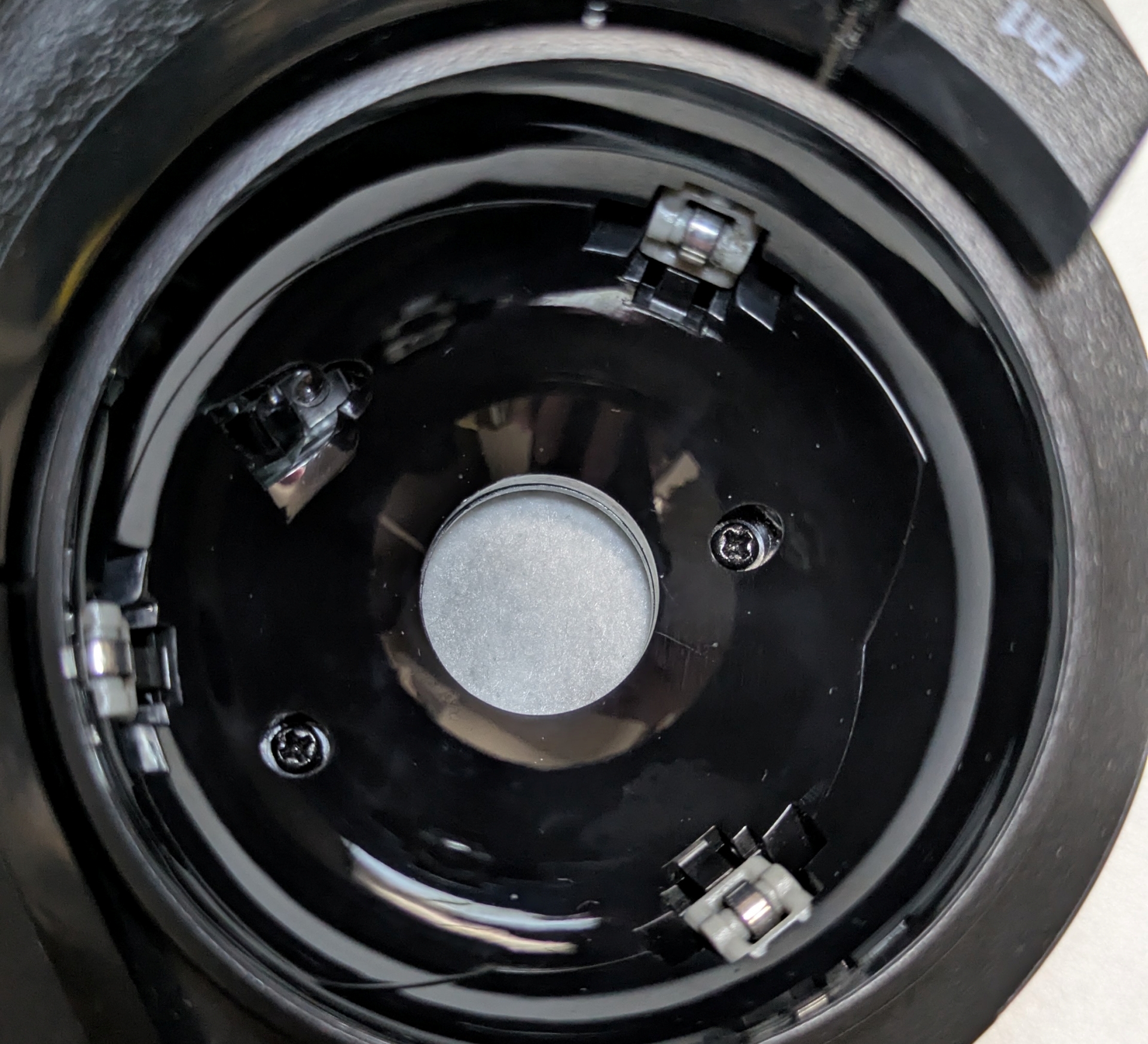 ボールを支えるベアリング支持ユニット！かなり小型で、一見ローラーのようにも見える