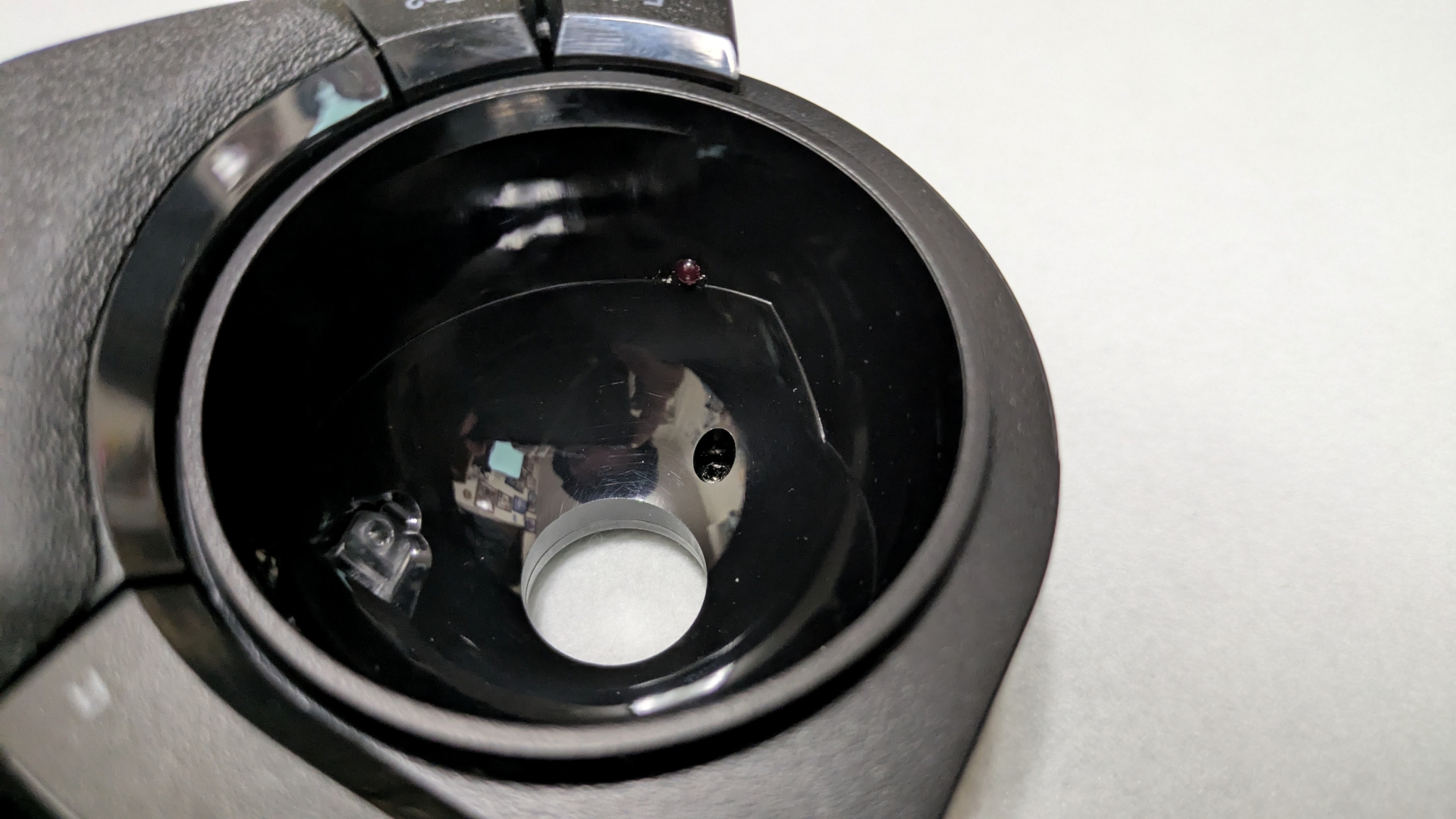 こちらは「HUGE」の支持部分。人工ルビーの支持球がはめ込まれている