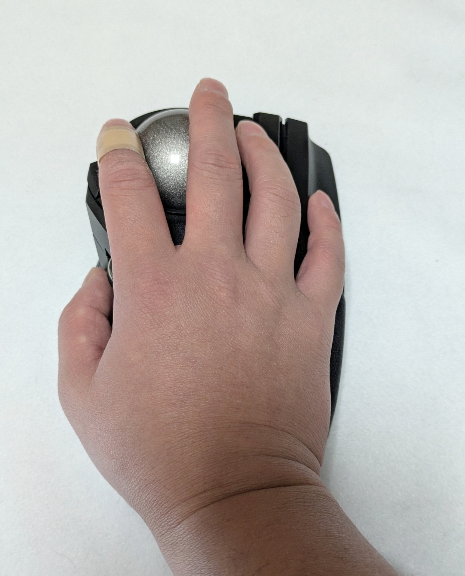 手のひらをしっかりと支える大型のパームレストと、手を置いてもなお存在感のある52mmボール。指の置き方は人それぞれだと思うが、筆者は薬指をボール右側と、その隣に配置された右クリック左側の溝に添えていることが多い。不思議な形と配置だが、置いてみると手に馴染む