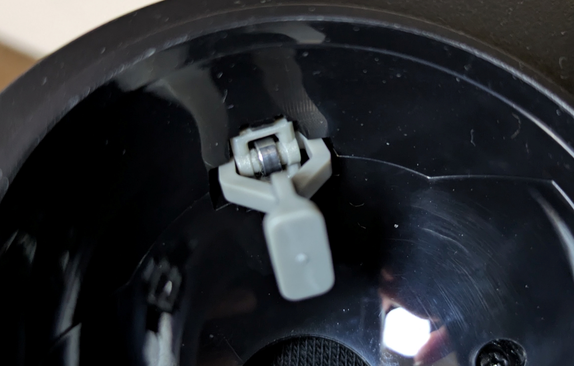 引き抜き工具をユニット脇に差し込み、引っ張ると外せる。ユニットが小さく軽量なため、引き抜きの際はどこかに飛んでいってしまわないよう注意