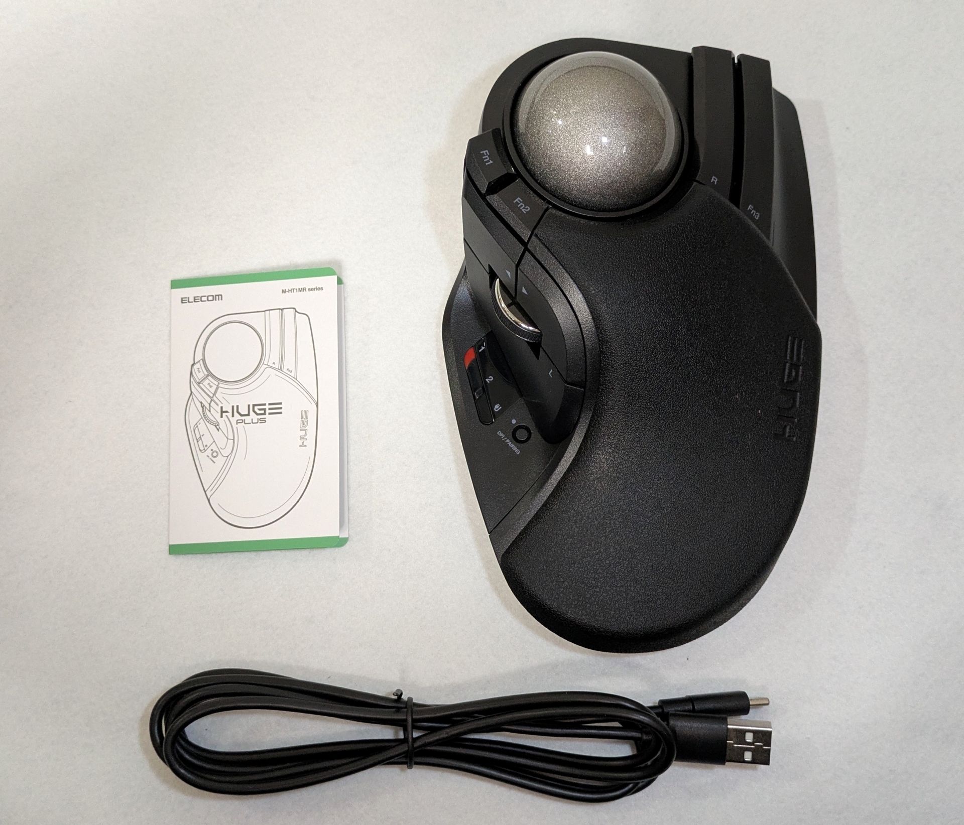 内容物は本体、USBケーブルとクイックガイド。詳しいマニュアルはオンラインで参照する形となる