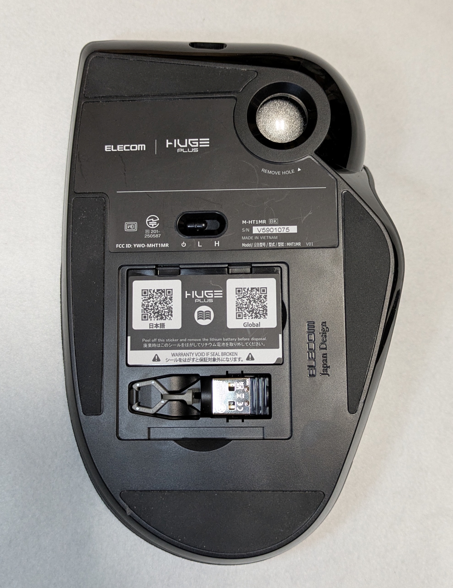 本体の裏蓋を外したところ。バッテリーと引き抜き工具、ドングルの格納場所がある