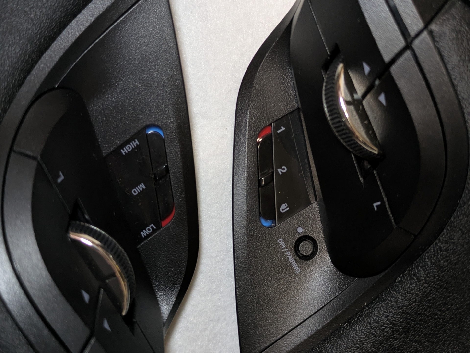 「HUGE PLUS（右）」と「HUGE（左）」のスイッチ部分。ここが外観上の唯一と言ってよい違いとなる