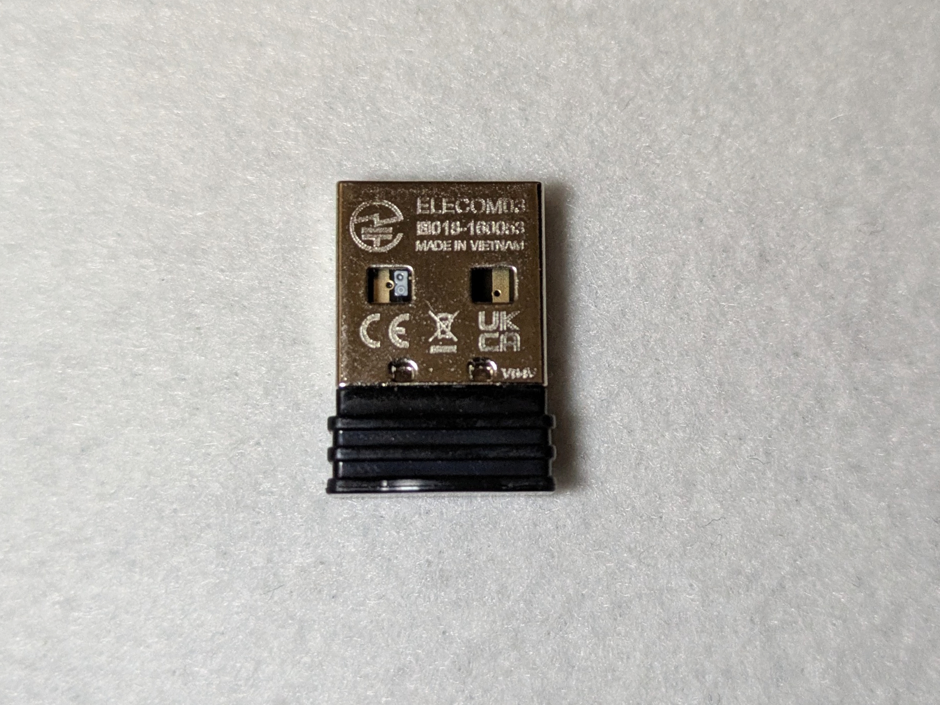 ドングルは超小型。端子に差し込むと頭を除く大部分が隠れてしまう