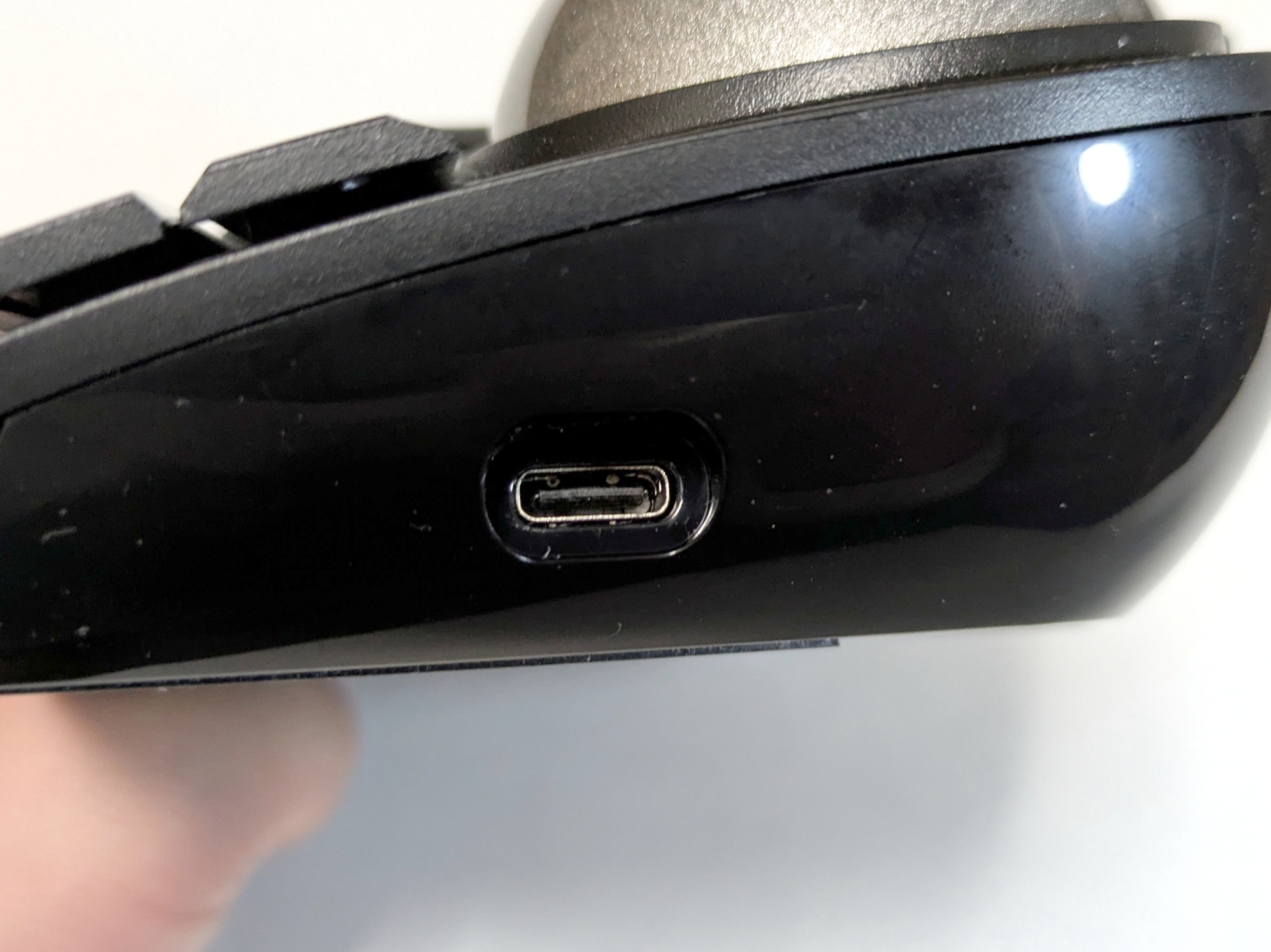 端子はUSB-C対応に。充電と有線接続の際に使用し、有線接続の場合はポーリングレートが1,000hzとなる