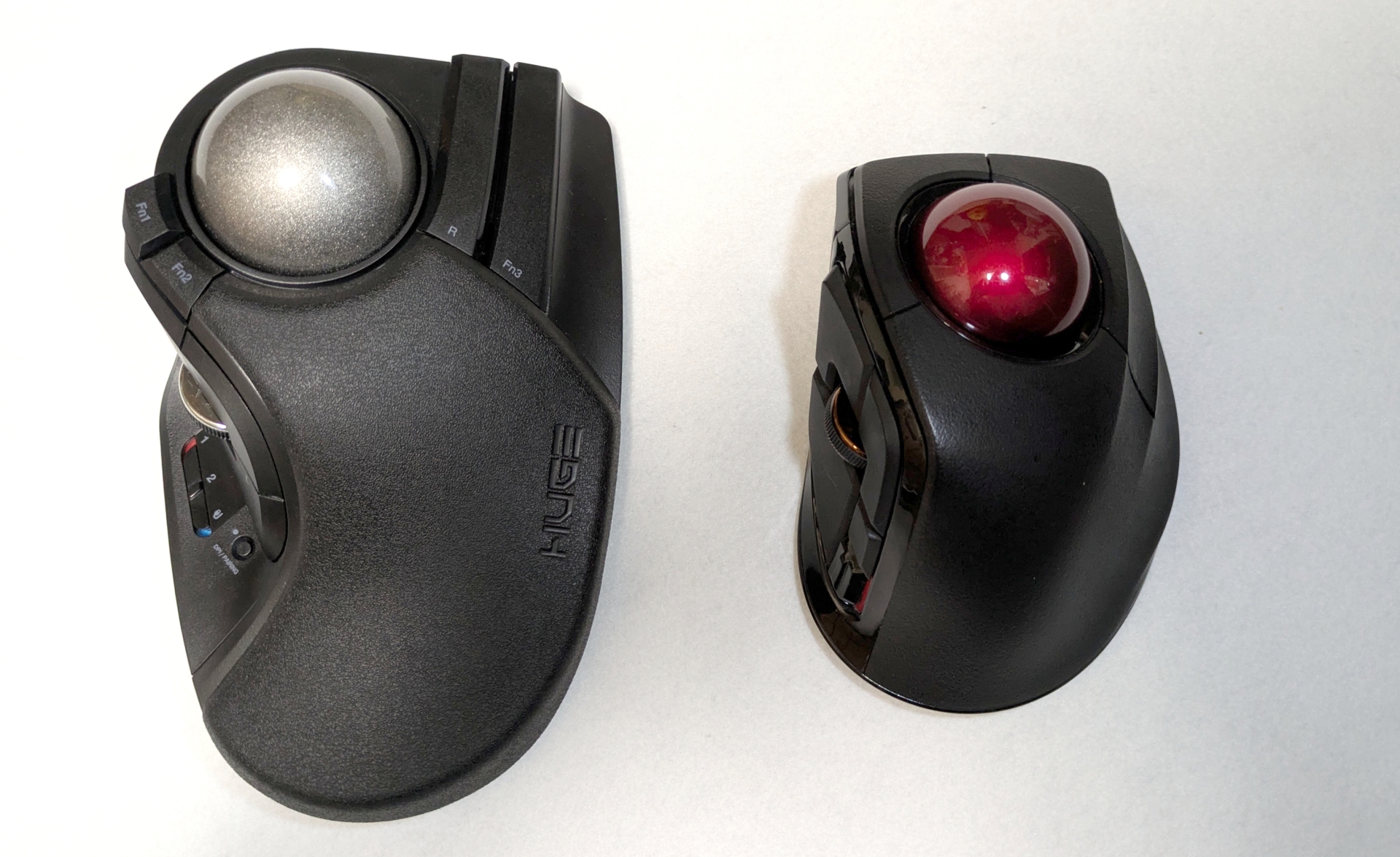 「HUGE PLUS（左）」と「DEFT PRO（右）」。「DEFT PRO」もボタン数が多い人差し指操作タイプで、主に外出先での仕事では必ず使うほど気に入っているが、サイズ感故にこと「LoL」のプレイに関しては少々厳しい印象