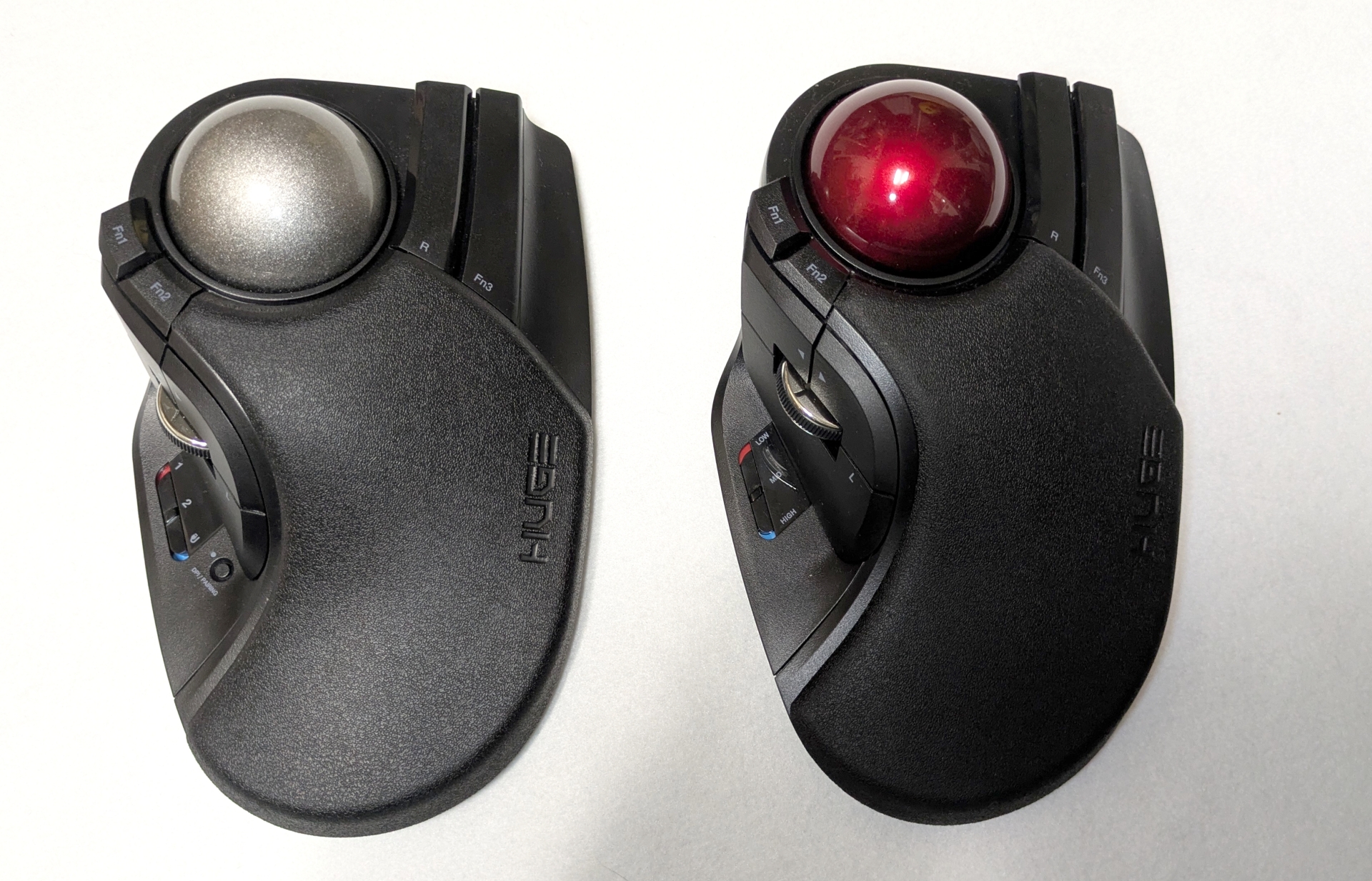 「HUGE PLUS（左）」と「HUGE（右）」。一部スイッチの配置と、ボールの色が異なるくらいで、外観はほぼ共通