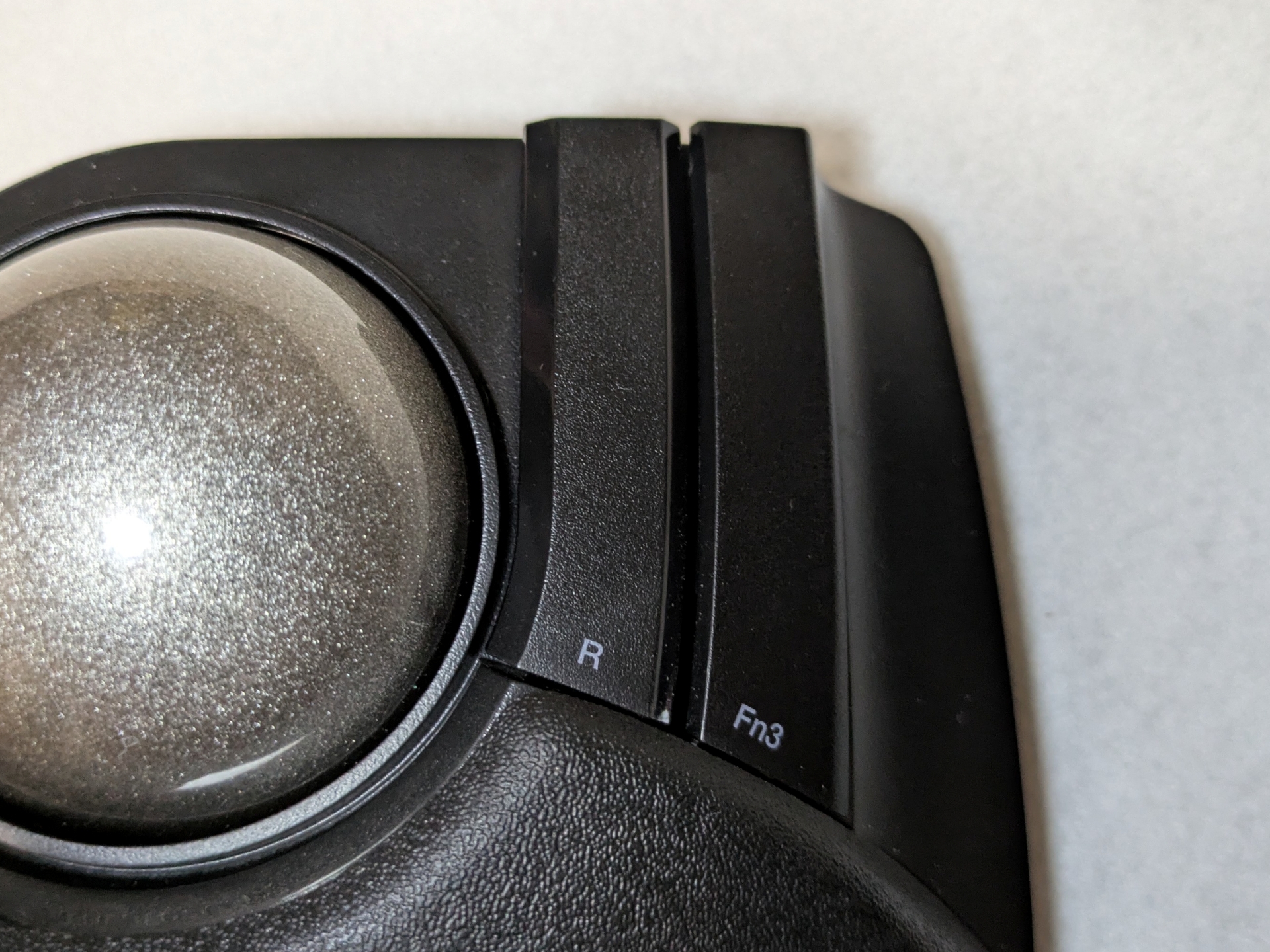 「HUGE PLUS」の右クリックボタン。少々細く、個人的には薬指で押すことが多いため連打は困難