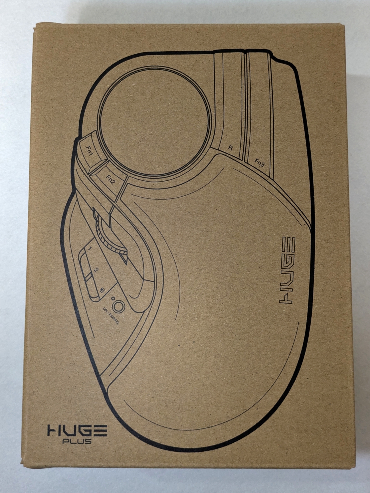 「HUGE PLUS」が印刷された雰囲気のある内箱に、本体が収められている