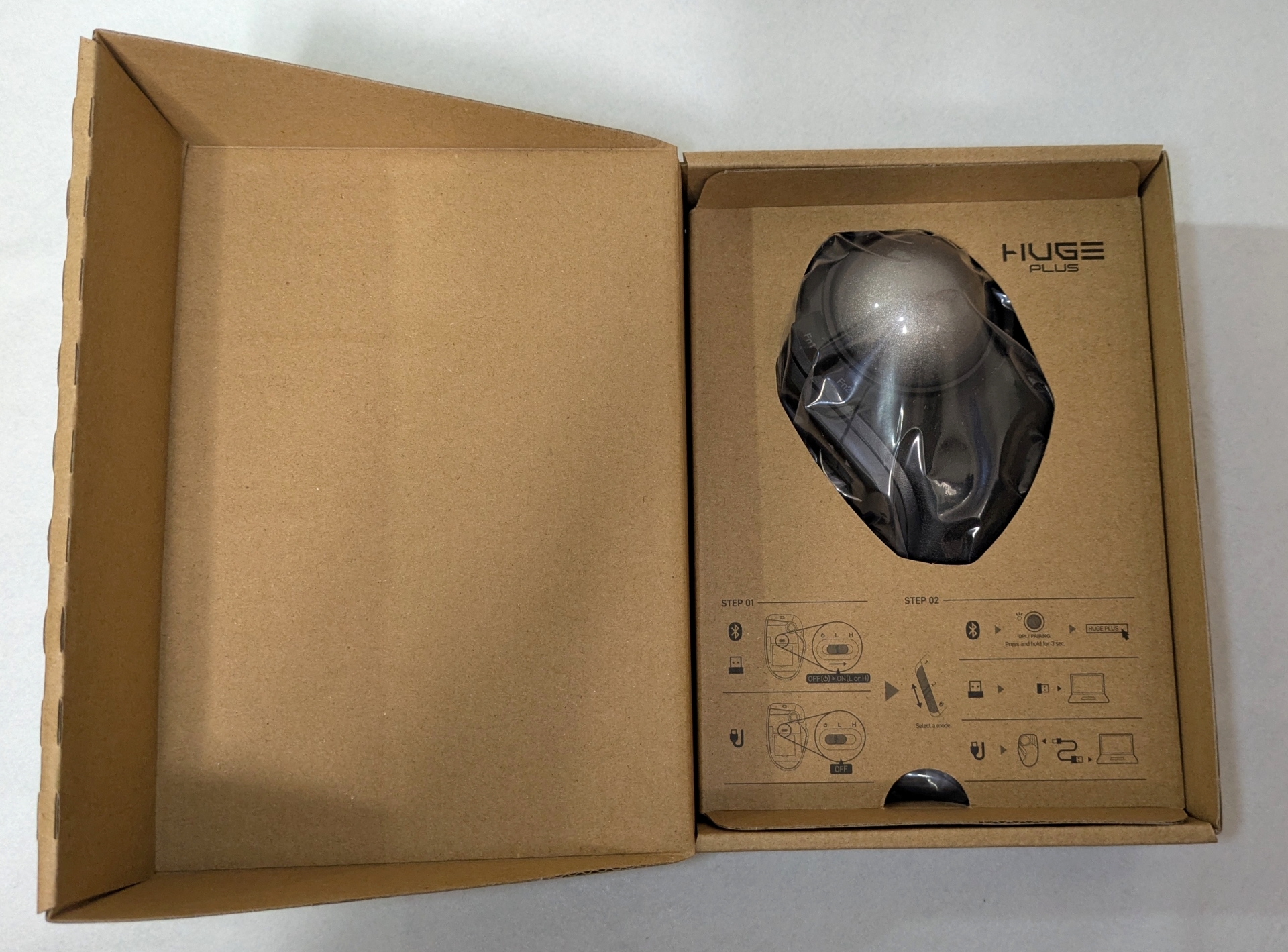 「HUGE PLUS」が印刷された雰囲気のある内箱に、本体が収められている