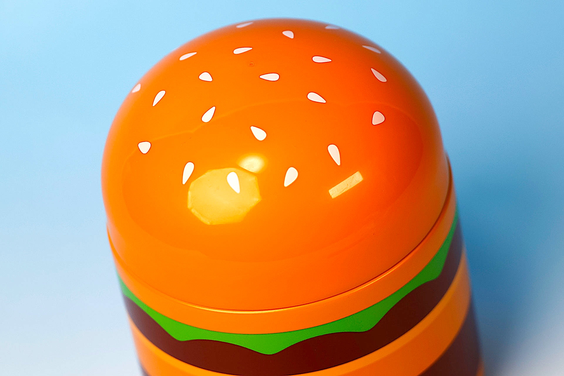 バンズをモチーフにした上ブタ部分はゴマも再現されている